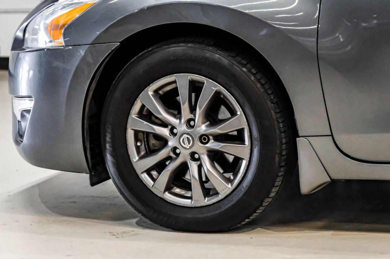 2015 Gun Metallic /Charcoal Nissan Altima 2.5 S (1N4AL3AP4FN) with an 2.5L I4 DOHC 16V engine, CVT transmission, located at 15300 Midway Rd., Addison, TX, 75001, (972) 702-0011, 32.958321, -96.838074 - Photo#55