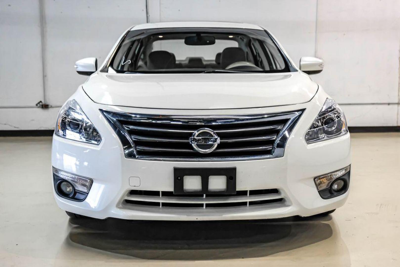 2015 Pearl White /Beige Nissan Altima 3.5 SL (1N4BL3AP6FC) with an 3.5L V6 DOHC 24V engine, CVT transmission, located at 15300 Midway Rd., Addison, TX, 75001, (972) 702-0011, 32.958321, -96.838074 - Photo#5
