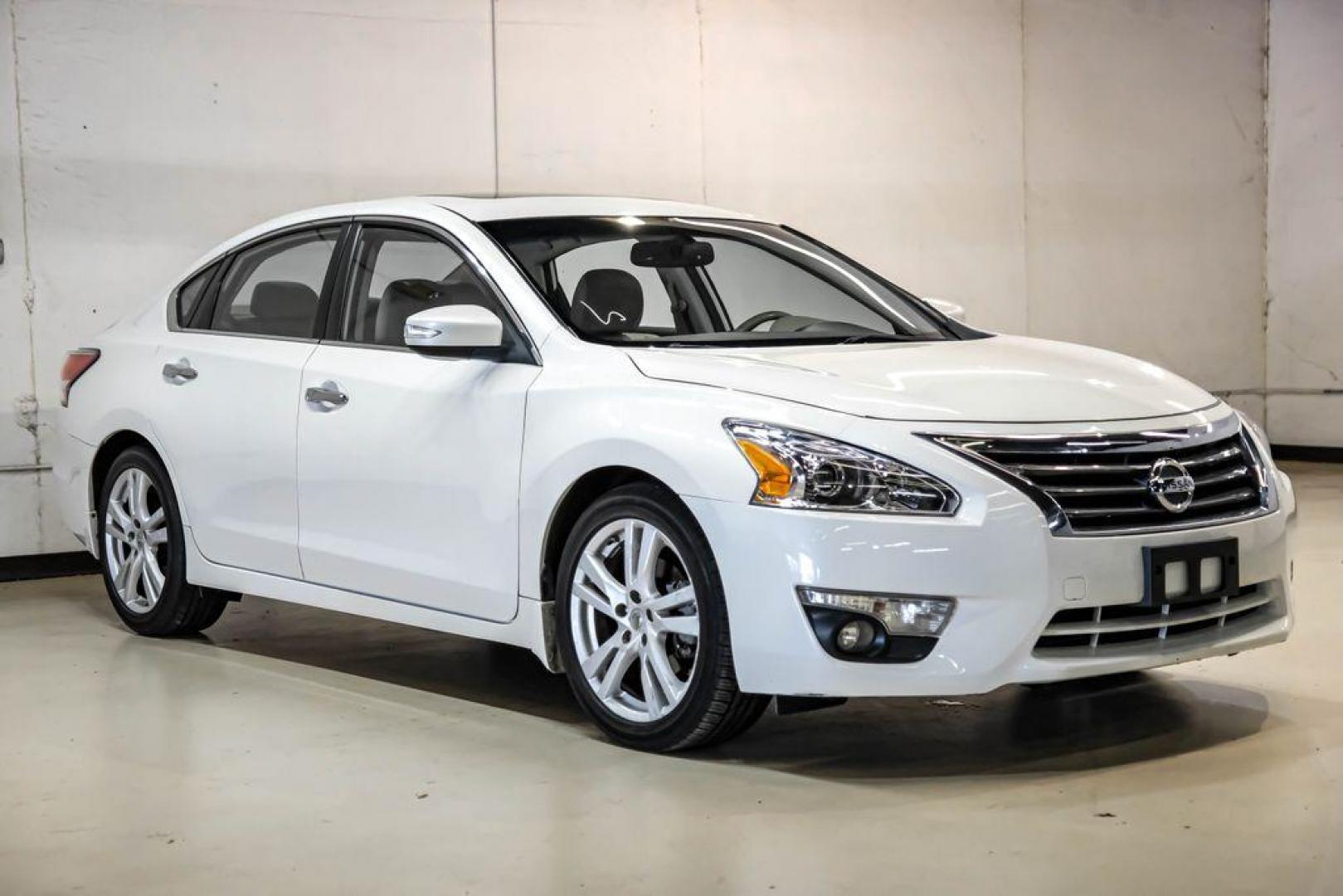 2015 Pearl White /Beige Nissan Altima 3.5 SL (1N4BL3AP6FC) with an 3.5L V6 DOHC 24V engine, CVT transmission, located at 15300 Midway Rd., Addison, TX, 75001, (972) 702-0011, 32.958321, -96.838074 - Photo#6