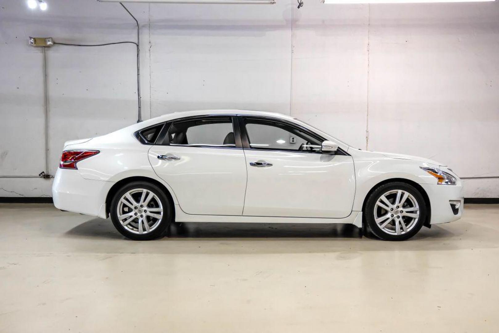 2015 Pearl White /Beige Nissan Altima 3.5 SL (1N4BL3AP6FC) with an 3.5L V6 DOHC 24V engine, CVT transmission, located at 15300 Midway Rd., Addison, TX, 75001, (972) 702-0011, 32.958321, -96.838074 - Photo#7