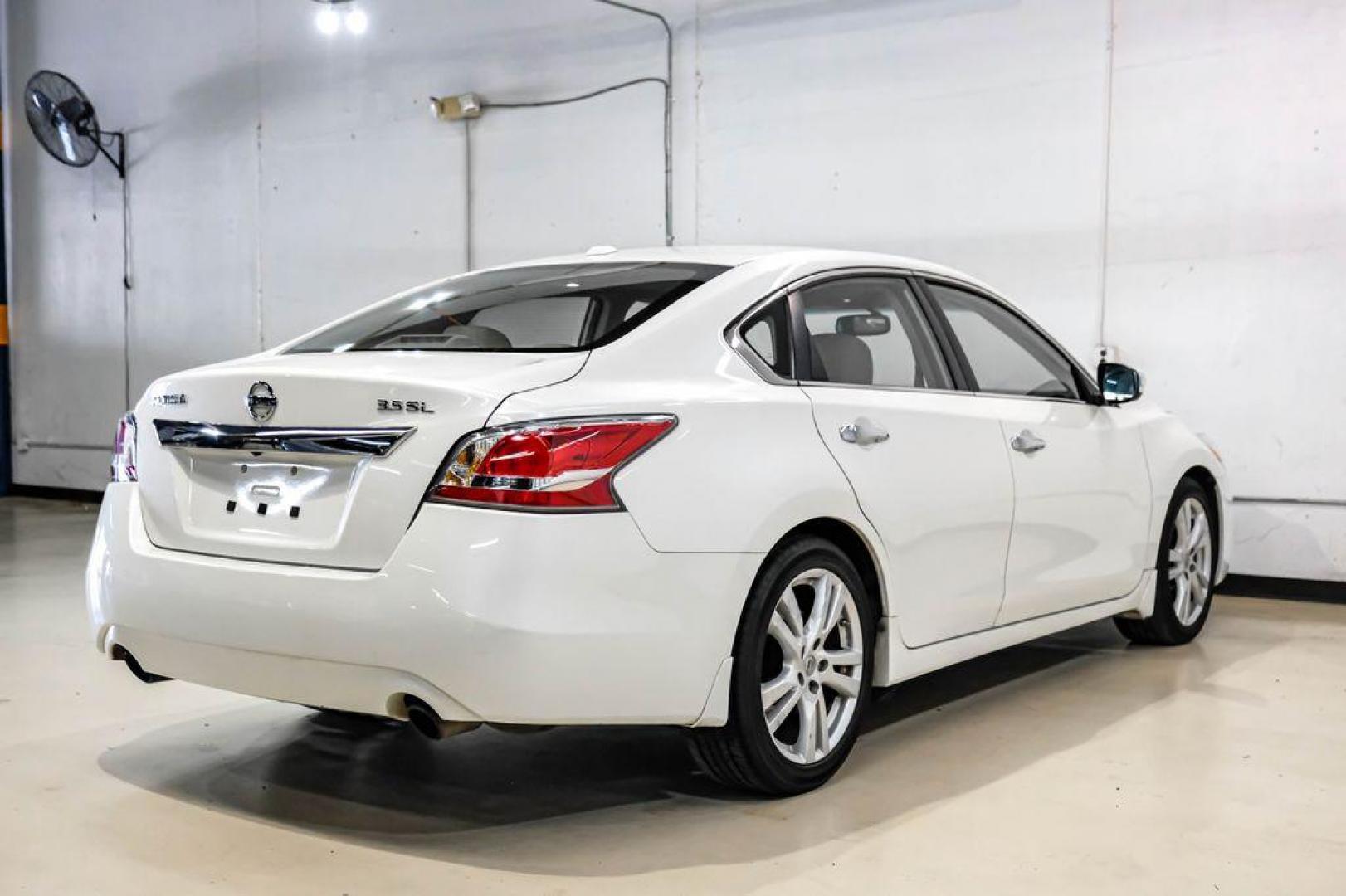 2015 Pearl White /Beige Nissan Altima 3.5 SL (1N4BL3AP6FC) with an 3.5L V6 DOHC 24V engine, CVT transmission, located at 15300 Midway Rd., Addison, TX, 75001, (972) 702-0011, 32.958321, -96.838074 - Photo#8
