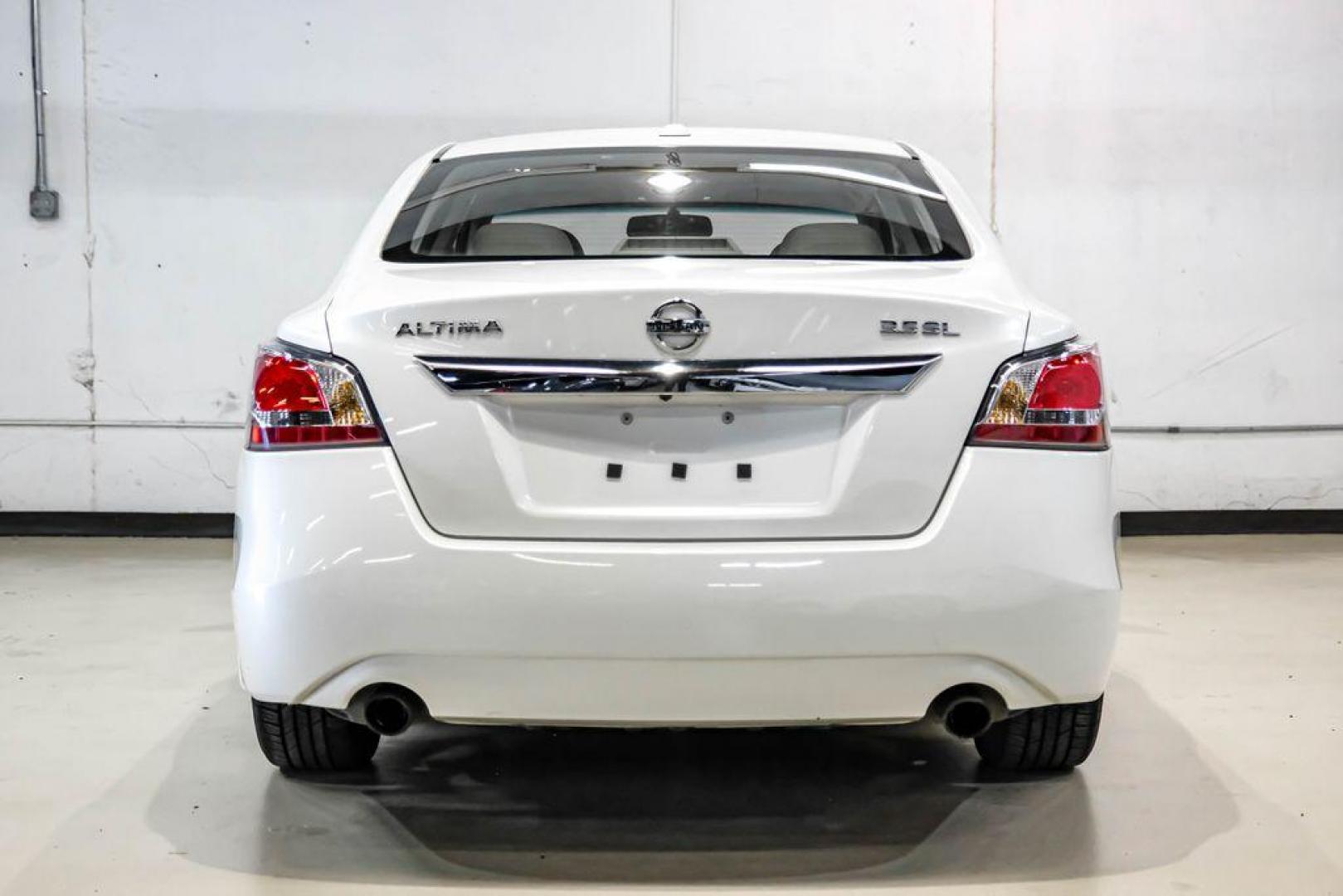 2015 Pearl White /Beige Nissan Altima 3.5 SL (1N4BL3AP6FC) with an 3.5L V6 DOHC 24V engine, CVT transmission, located at 15300 Midway Rd., Addison, TX, 75001, (972) 702-0011, 32.958321, -96.838074 - Photo#9