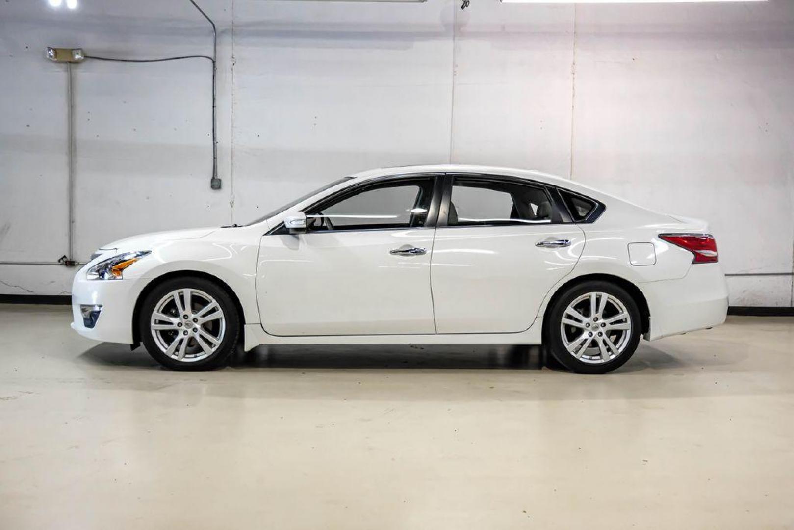 2015 Pearl White /Beige Nissan Altima 3.5 SL (1N4BL3AP6FC) with an 3.5L V6 DOHC 24V engine, CVT transmission, located at 15300 Midway Rd., Addison, TX, 75001, (972) 702-0011, 32.958321, -96.838074 - Photo#11
