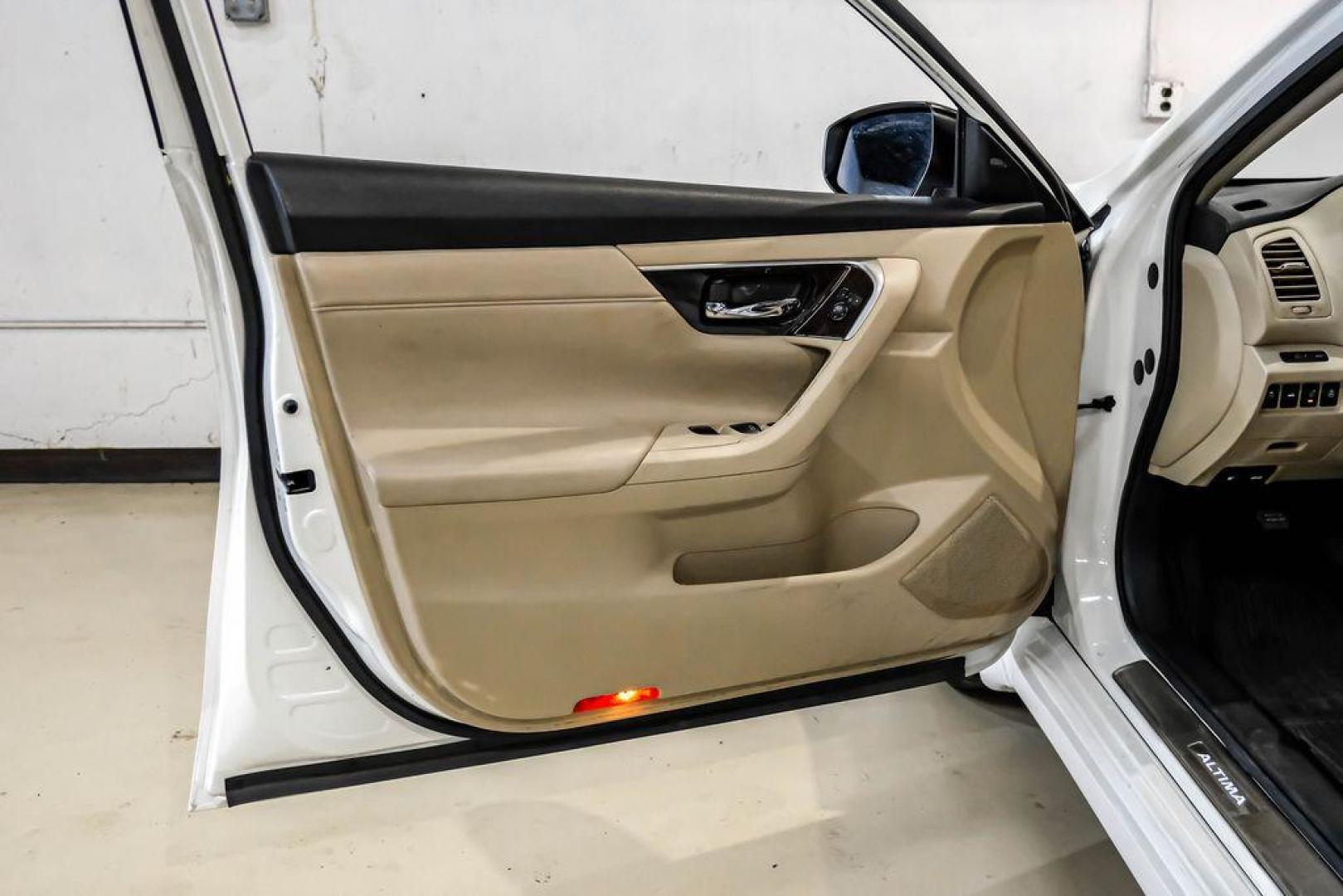 2015 Pearl White /Beige Nissan Altima 3.5 SL (1N4BL3AP6FC) with an 3.5L V6 DOHC 24V engine, CVT transmission, located at 15300 Midway Rd., Addison, TX, 75001, (972) 702-0011, 32.958321, -96.838074 - Photo#42