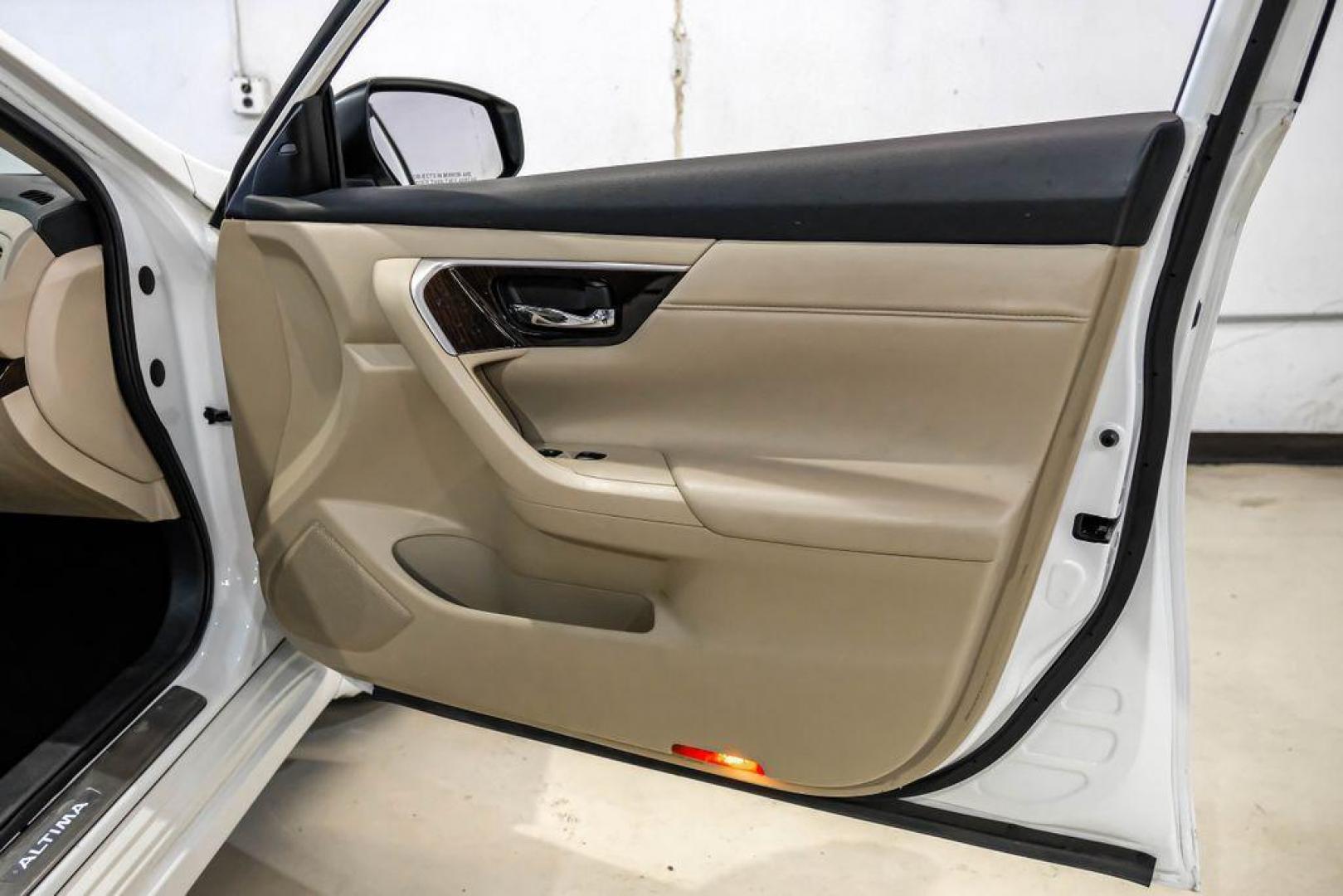 2015 Pearl White /Beige Nissan Altima 3.5 SL (1N4BL3AP6FC) with an 3.5L V6 DOHC 24V engine, CVT transmission, located at 15300 Midway Rd., Addison, TX, 75001, (972) 702-0011, 32.958321, -96.838074 - Photo#44