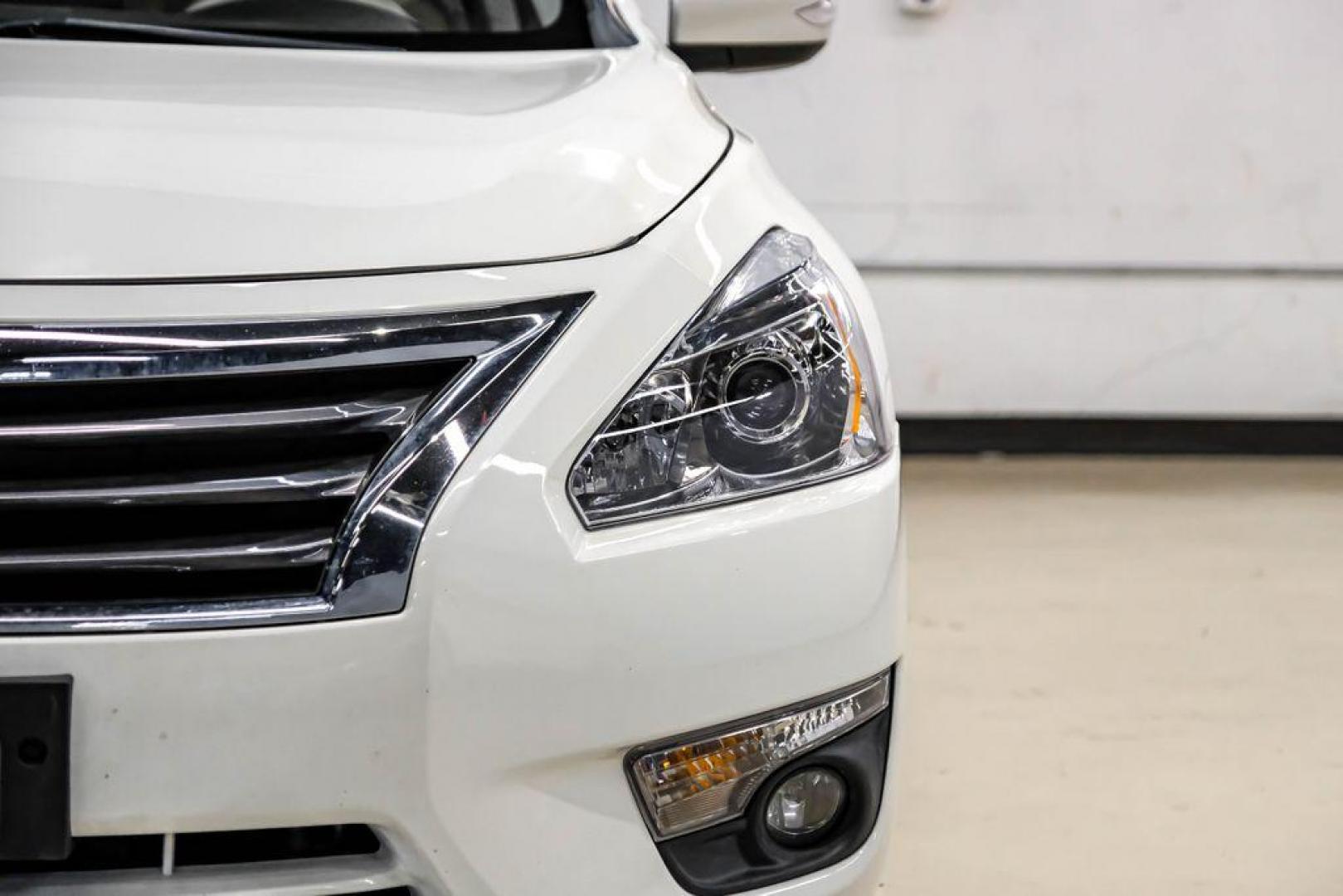 2015 Pearl White /Beige Nissan Altima 3.5 SL (1N4BL3AP6FC) with an 3.5L V6 DOHC 24V engine, CVT transmission, located at 15300 Midway Rd., Addison, TX, 75001, (972) 702-0011, 32.958321, -96.838074 - Photo#48