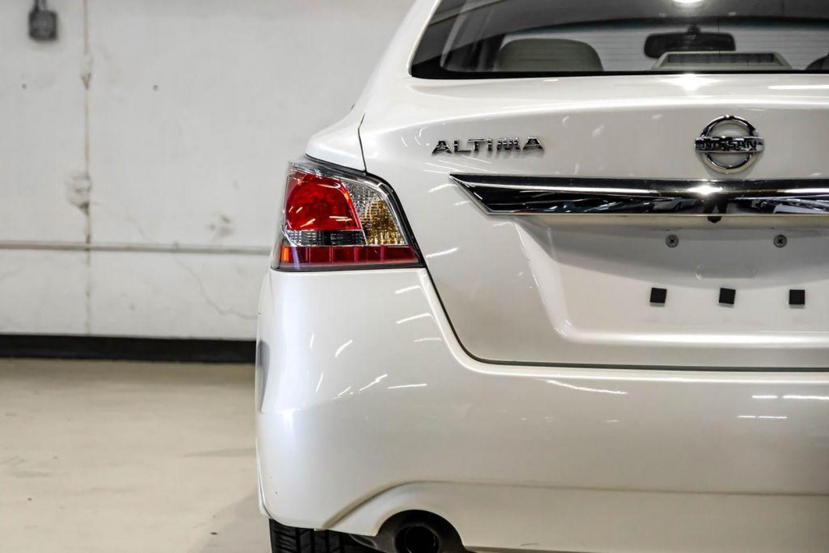 2015 Pearl White /Beige Nissan Altima 3.5 SL (1N4BL3AP6FC) with an 3.5L V6 DOHC 24V engine, CVT transmission, located at 15300 Midway Rd., Addison, TX, 75001, (972) 702-0011, 32.958321, -96.838074 - Photo#49