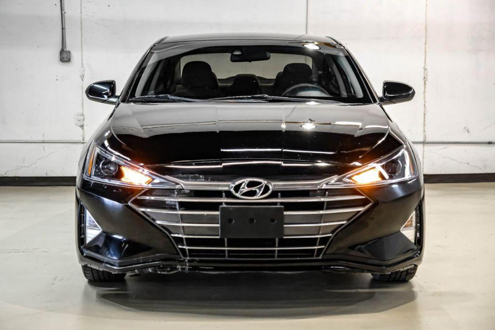 2020 Phantom Black /Gray Hyundai Elantra SEL (KMHD84LF0LU) with an 2.0L 4-Cylinder DOHC 16V engine, CVT transmission, located at 15300 Midway Rd., Addison, TX, 75001, (972) 702-0011, 32.958321, -96.838074 - Photo#4