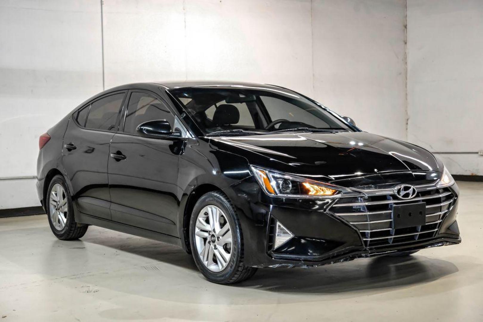 2020 Phantom Black /Gray Hyundai Elantra SEL (KMHD84LF0LU) with an 2.0L 4-Cylinder DOHC 16V engine, CVT transmission, located at 15300 Midway Rd., Addison, TX, 75001, (972) 702-0011, 32.958321, -96.838074 - Photo#5