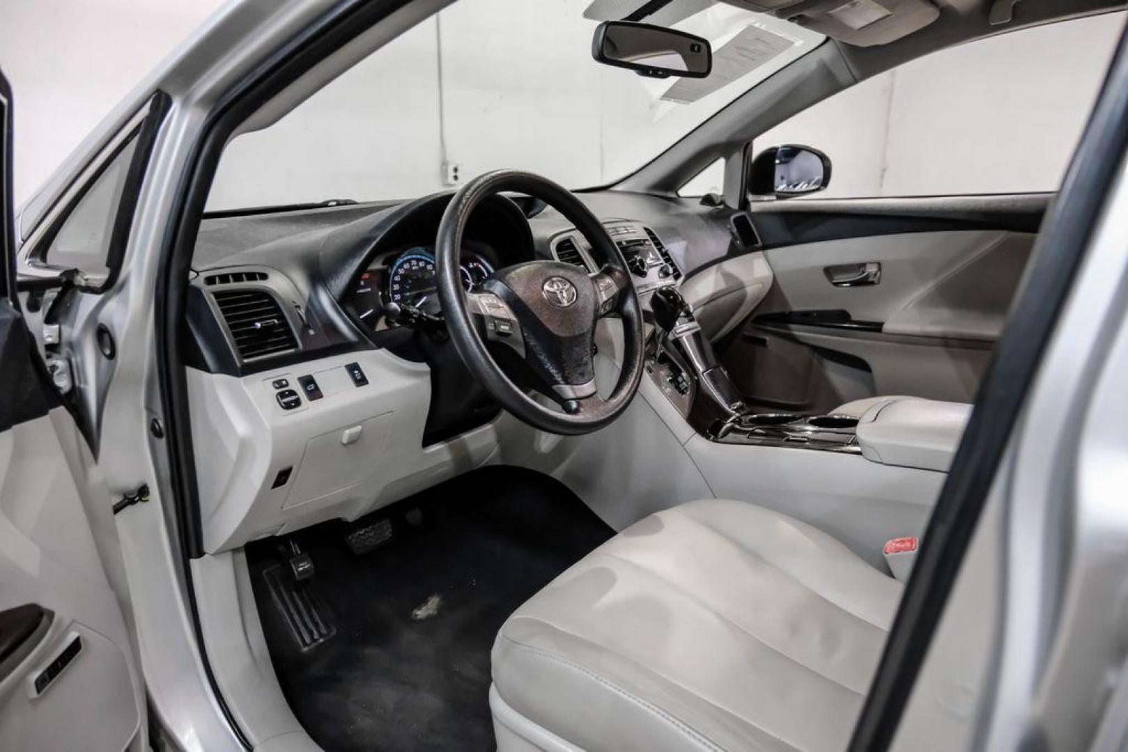 2009 Classic Silver Metallic /Ivory Toyota Venza Base (4T3ZE11A19U) with an 2.7L I4 SMPI DOHC engine, Automatic transmission, located at 15300 Midway Rd., Addison, TX, 75001, (972) 702-0011, 32.958321, -96.838074 - Photo#2