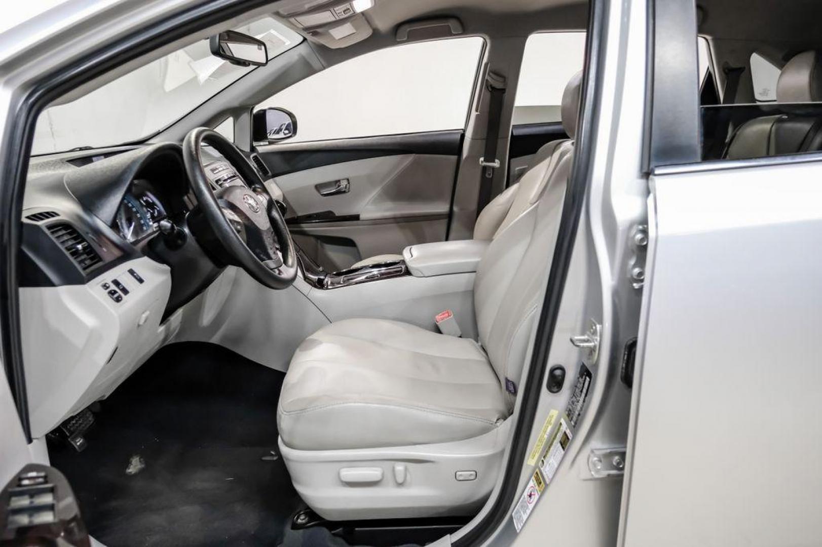 2009 Classic Silver Metallic /Ivory Toyota Venza Base (4T3ZE11A19U) with an 2.7L I4 SMPI DOHC engine, Automatic transmission, located at 15300 Midway Rd., Addison, TX, 75001, (972) 702-0011, 32.958321, -96.838074 - Photo#3