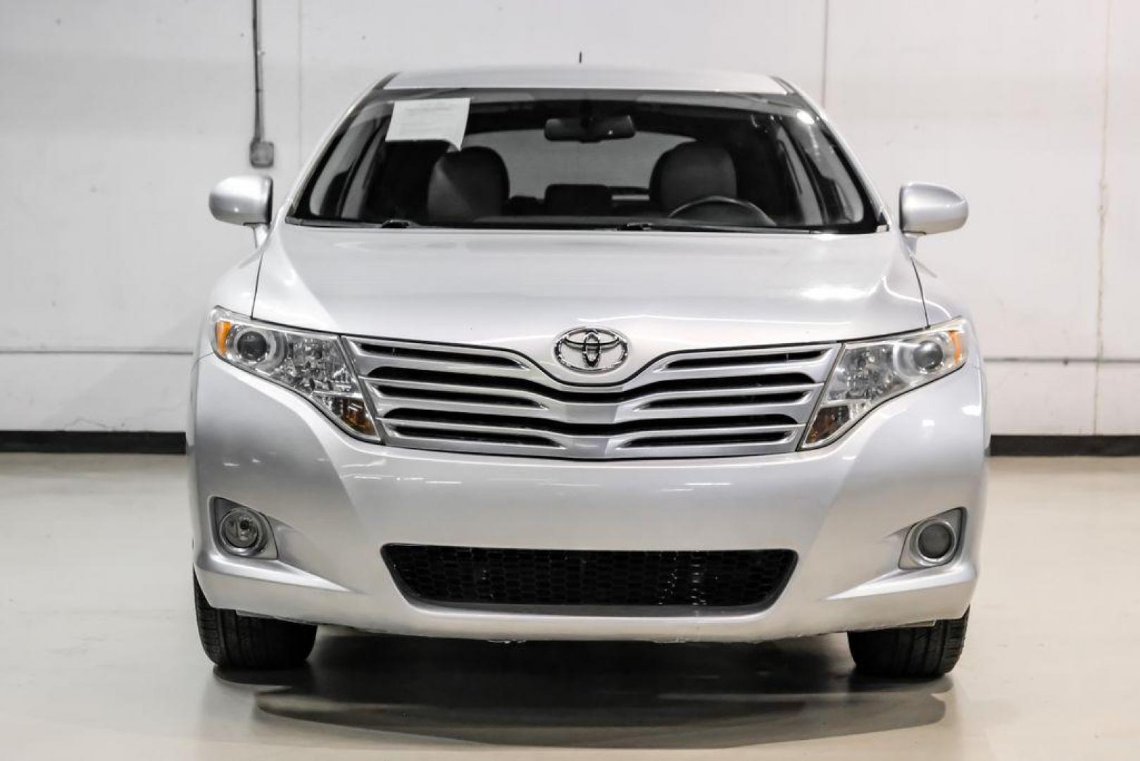 2009 Classic Silver Metallic /Ivory Toyota Venza Base (4T3ZE11A19U) with an 2.7L I4 SMPI DOHC engine, Automatic transmission, located at 15300 Midway Rd., Addison, TX, 75001, (972) 702-0011, 32.958321, -96.838074 - Photo#4