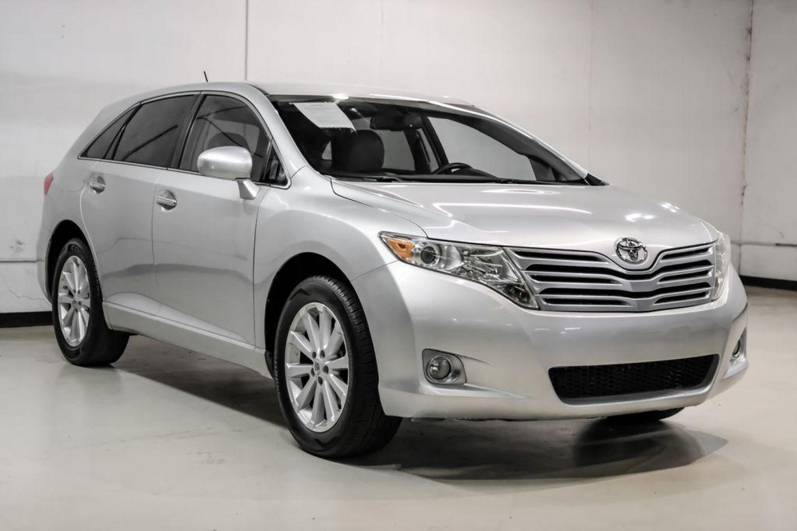 2009 Classic Silver Metallic /Ivory Toyota Venza Base (4T3ZE11A19U) with an 2.7L I4 SMPI DOHC engine, Automatic transmission, located at 15300 Midway Rd., Addison, TX, 75001, (972) 702-0011, 32.958321, -96.838074 - Photo#5