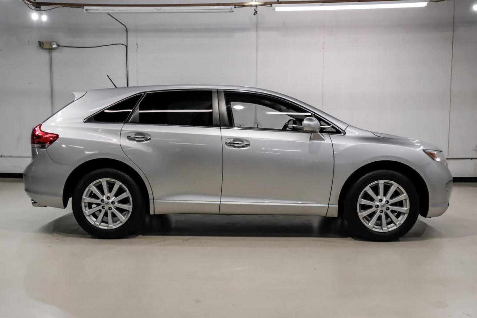 2009 Classic Silver Metallic /Ivory Toyota Venza Base (4T3ZE11A19U) with an 2.7L I4 SMPI DOHC engine, Automatic transmission, located at 15300 Midway Rd., Addison, TX, 75001, (972) 702-0011, 32.958321, -96.838074 - Photo#6