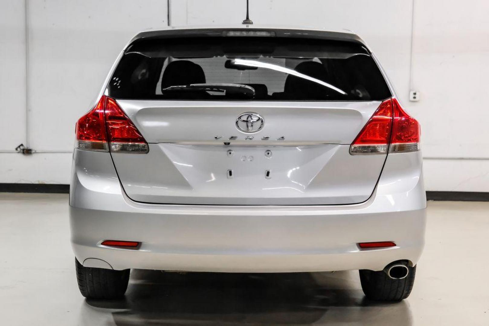 2009 Classic Silver Metallic /Ivory Toyota Venza Base (4T3ZE11A19U) with an 2.7L I4 SMPI DOHC engine, Automatic transmission, located at 15300 Midway Rd., Addison, TX, 75001, (972) 702-0011, 32.958321, -96.838074 - Photo#8