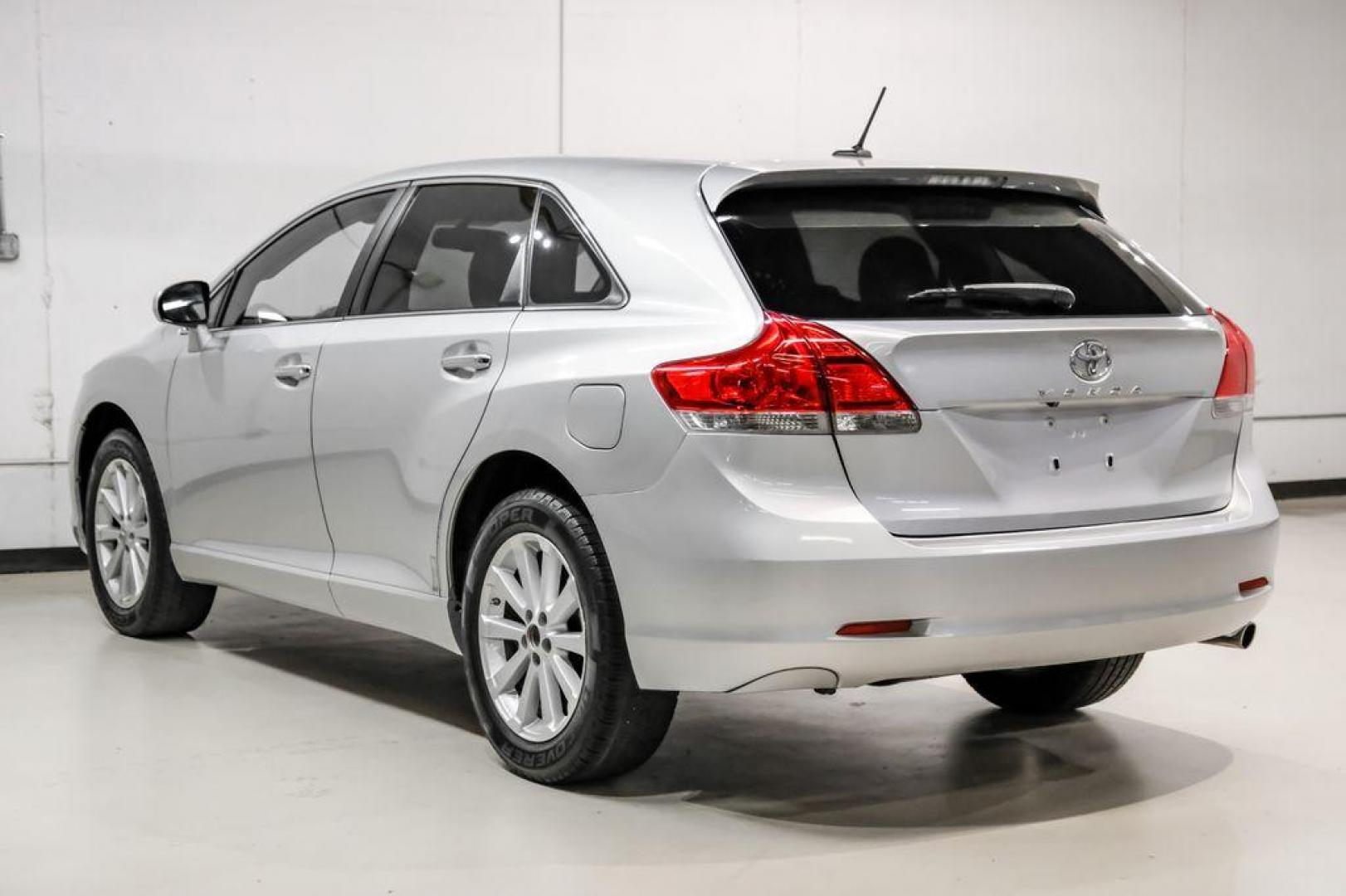 2009 Classic Silver Metallic /Ivory Toyota Venza Base (4T3ZE11A19U) with an 2.7L I4 SMPI DOHC engine, Automatic transmission, located at 15300 Midway Rd., Addison, TX, 75001, (972) 702-0011, 32.958321, -96.838074 - Photo#9