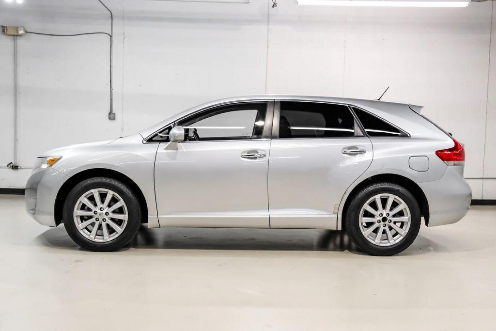 2009 Classic Silver Metallic /Ivory Toyota Venza Base (4T3ZE11A19U) with an 2.7L I4 SMPI DOHC engine, Automatic transmission, located at 15300 Midway Rd., Addison, TX, 75001, (972) 702-0011, 32.958321, -96.838074 - Photo#10