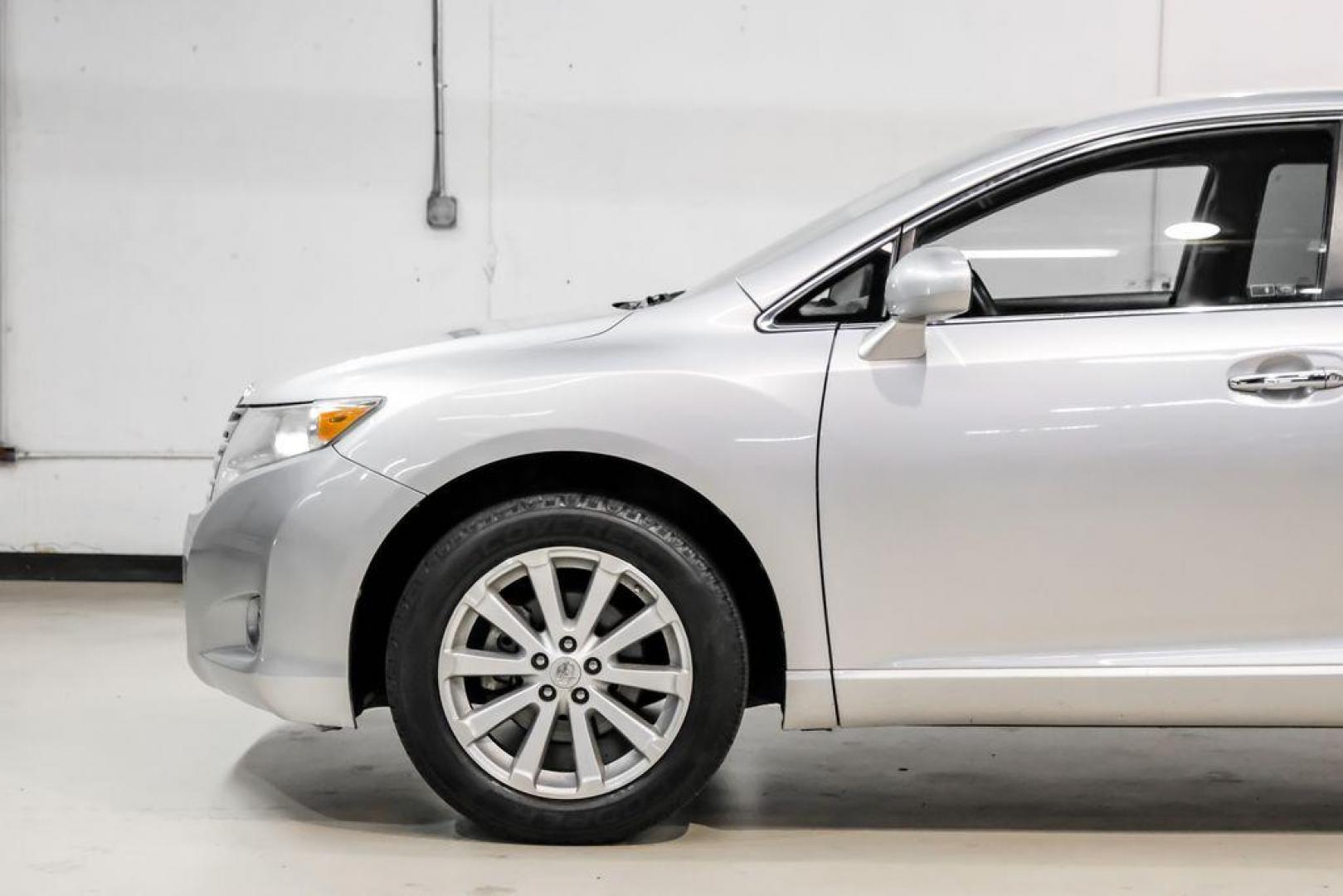 2009 Classic Silver Metallic /Ivory Toyota Venza Base (4T3ZE11A19U) with an 2.7L I4 SMPI DOHC engine, Automatic transmission, located at 15300 Midway Rd., Addison, TX, 75001, (972) 702-0011, 32.958321, -96.838074 - Photo#11