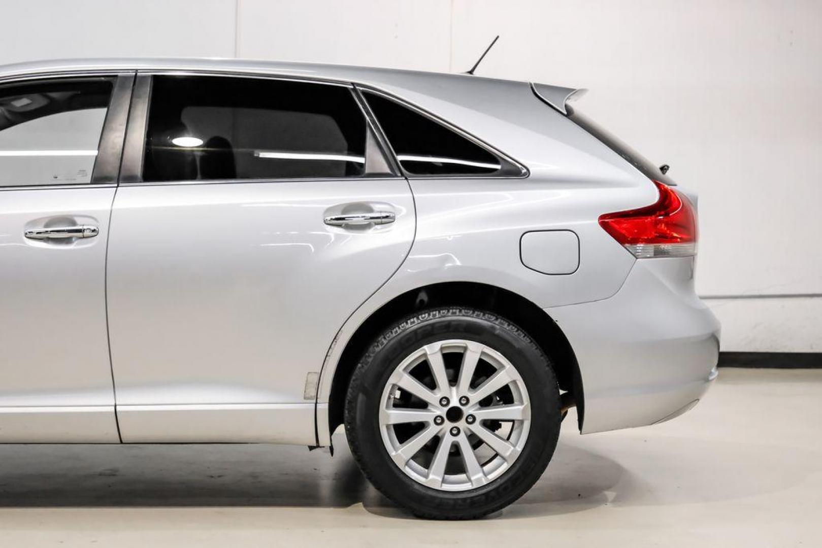 2009 Classic Silver Metallic /Ivory Toyota Venza Base (4T3ZE11A19U) with an 2.7L I4 SMPI DOHC engine, Automatic transmission, located at 15300 Midway Rd., Addison, TX, 75001, (972) 702-0011, 32.958321, -96.838074 - Photo#12