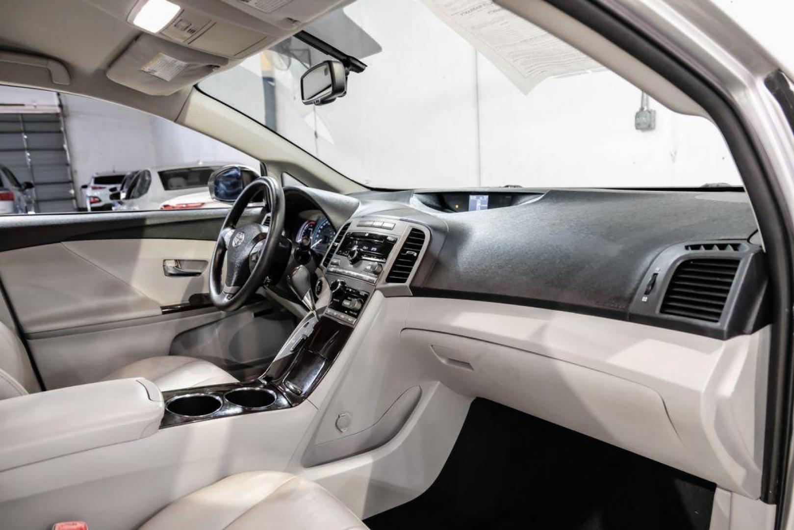 2009 Classic Silver Metallic /Ivory Toyota Venza Base (4T3ZE11A19U) with an 2.7L I4 SMPI DOHC engine, Automatic transmission, located at 15300 Midway Rd., Addison, TX, 75001, (972) 702-0011, 32.958321, -96.838074 - Photo#13