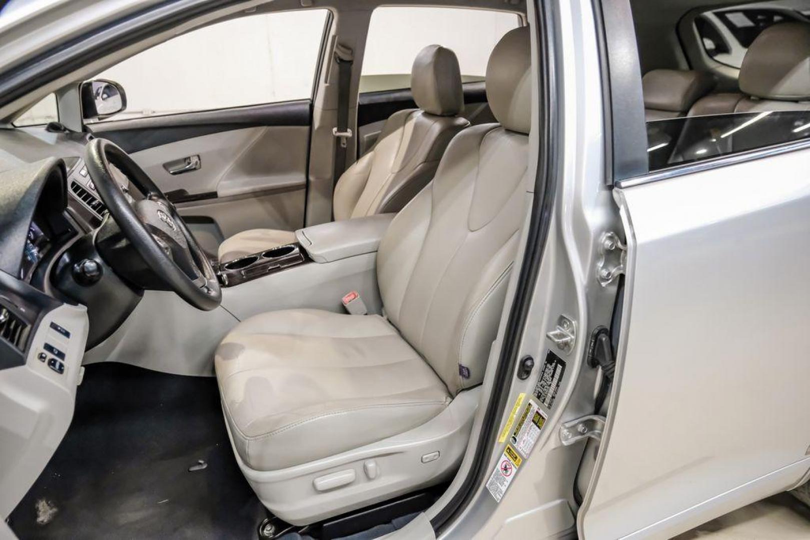 2009 Classic Silver Metallic /Ivory Toyota Venza Base (4T3ZE11A19U) with an 2.7L I4 SMPI DOHC engine, Automatic transmission, located at 15300 Midway Rd., Addison, TX, 75001, (972) 702-0011, 32.958321, -96.838074 - Photo#26