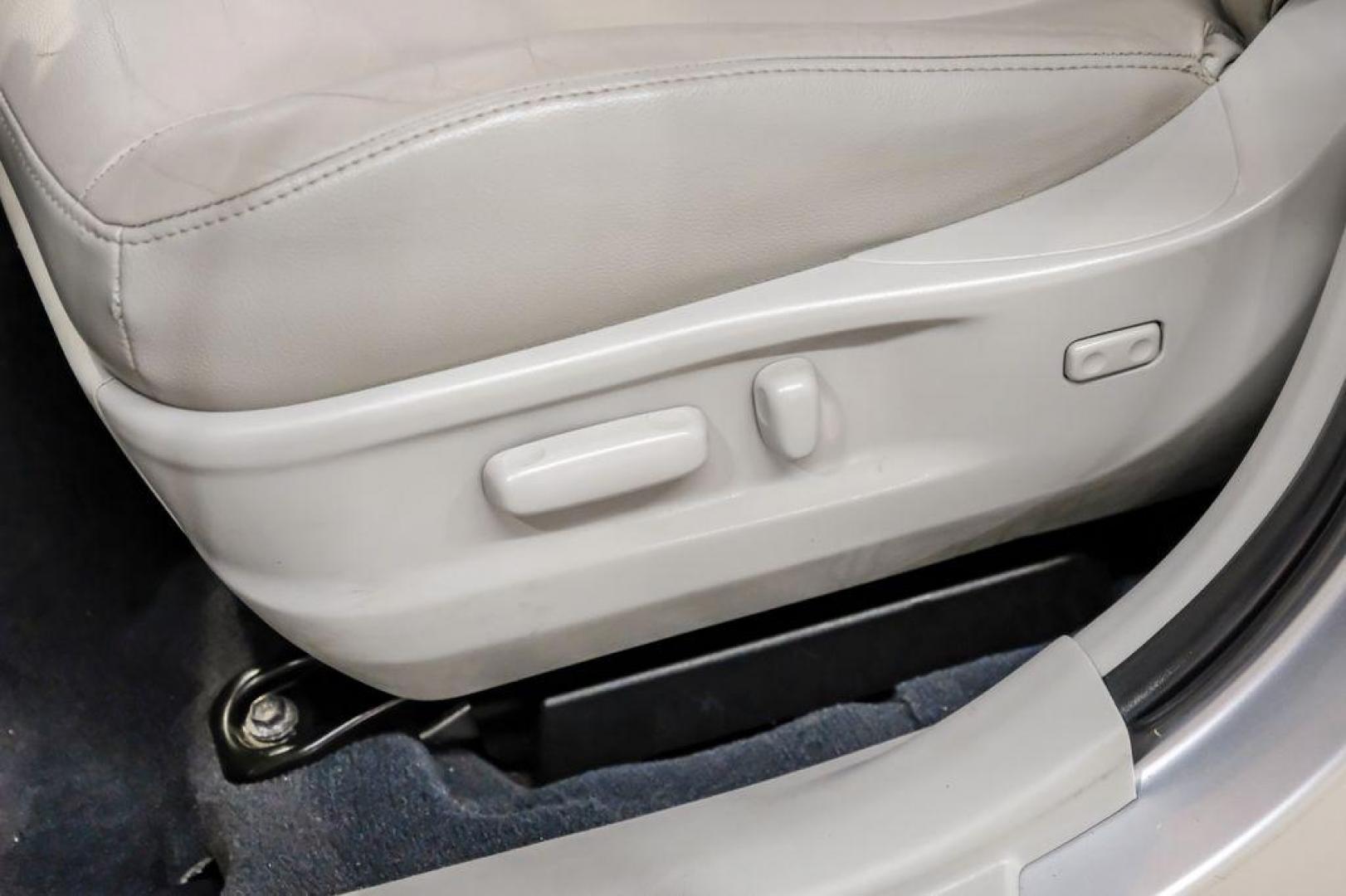 2009 Classic Silver Metallic /Ivory Toyota Venza Base (4T3ZE11A19U) with an 2.7L I4 SMPI DOHC engine, Automatic transmission, located at 15300 Midway Rd., Addison, TX, 75001, (972) 702-0011, 32.958321, -96.838074 - Photo#27