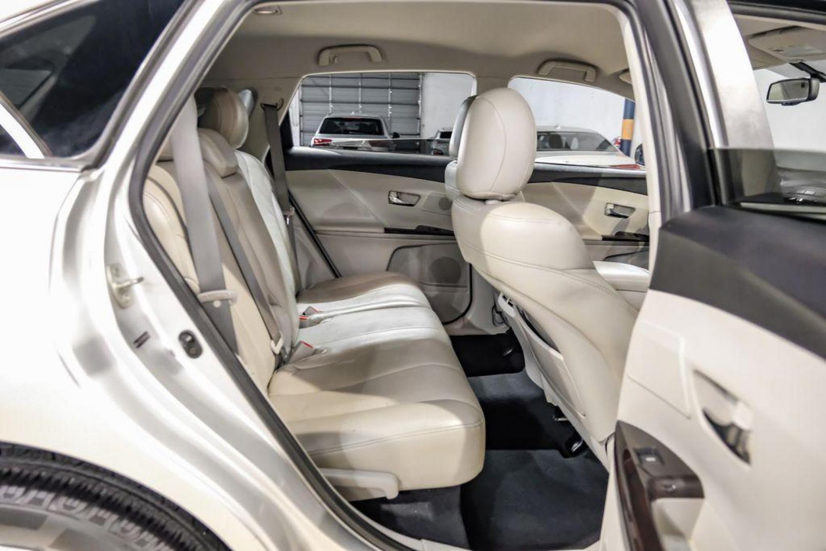 2009 Classic Silver Metallic /Ivory Toyota Venza Base (4T3ZE11A19U) with an 2.7L I4 SMPI DOHC engine, Automatic transmission, located at 15300 Midway Rd., Addison, TX, 75001, (972) 702-0011, 32.958321, -96.838074 - Photo#31