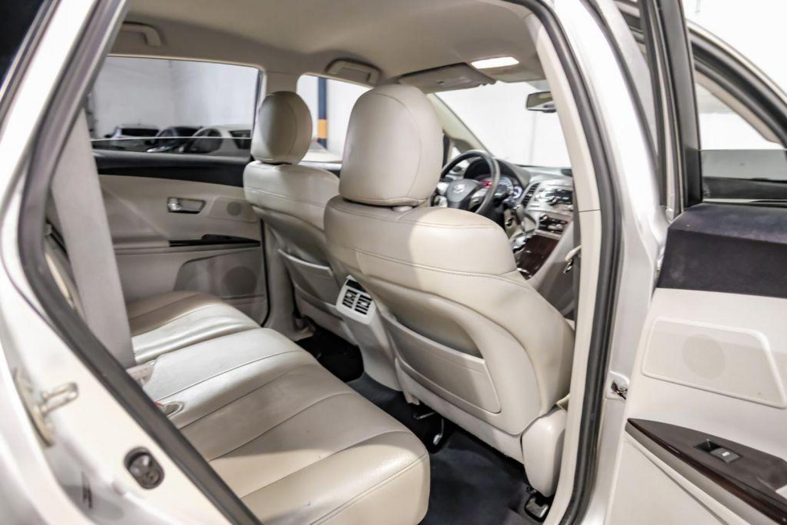 2009 Classic Silver Metallic /Ivory Toyota Venza Base (4T3ZE11A19U) with an 2.7L I4 SMPI DOHC engine, Automatic transmission, located at 15300 Midway Rd., Addison, TX, 75001, (972) 702-0011, 32.958321, -96.838074 - Photo#32