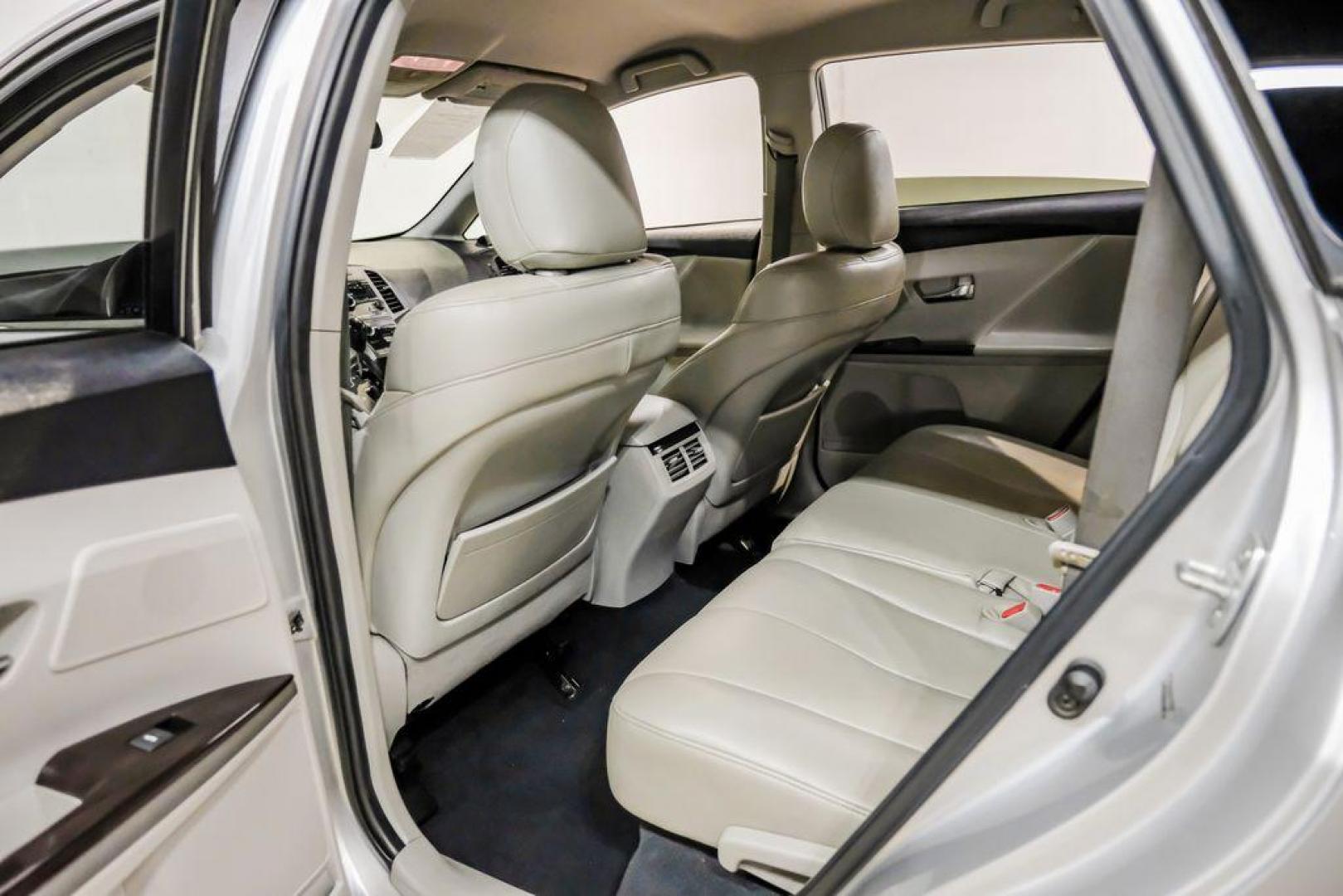 2009 Classic Silver Metallic /Ivory Toyota Venza Base (4T3ZE11A19U) with an 2.7L I4 SMPI DOHC engine, Automatic transmission, located at 15300 Midway Rd., Addison, TX, 75001, (972) 702-0011, 32.958321, -96.838074 - Photo#33