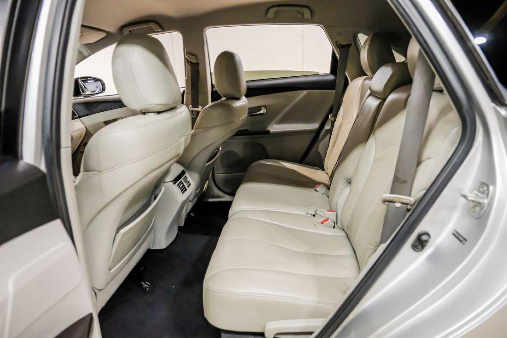 2009 Classic Silver Metallic /Ivory Toyota Venza Base (4T3ZE11A19U) with an 2.7L I4 SMPI DOHC engine, Automatic transmission, located at 15300 Midway Rd., Addison, TX, 75001, (972) 702-0011, 32.958321, -96.838074 - Photo#34