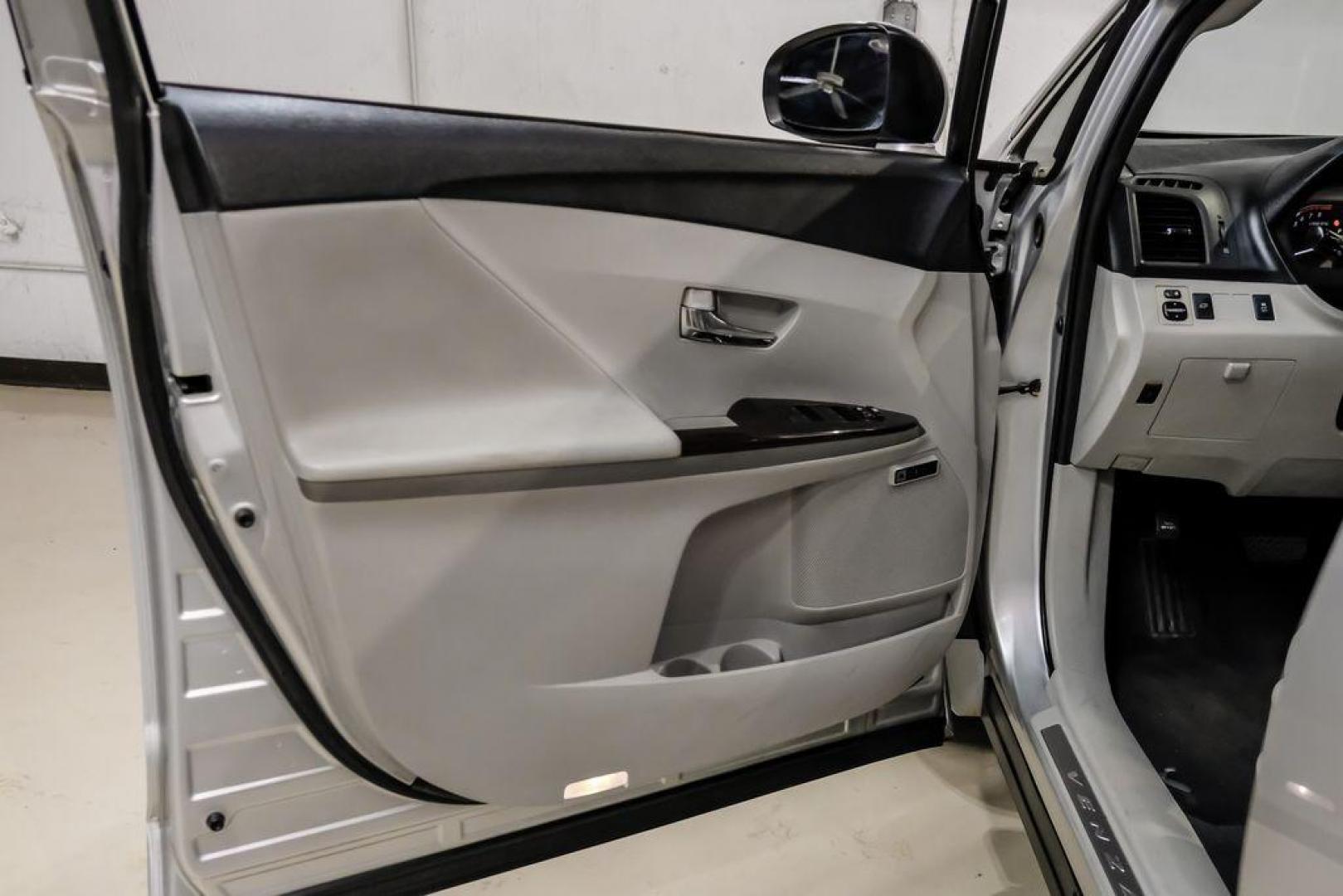 2009 Classic Silver Metallic /Ivory Toyota Venza Base (4T3ZE11A19U) with an 2.7L I4 SMPI DOHC engine, Automatic transmission, located at 15300 Midway Rd., Addison, TX, 75001, (972) 702-0011, 32.958321, -96.838074 - Photo#38