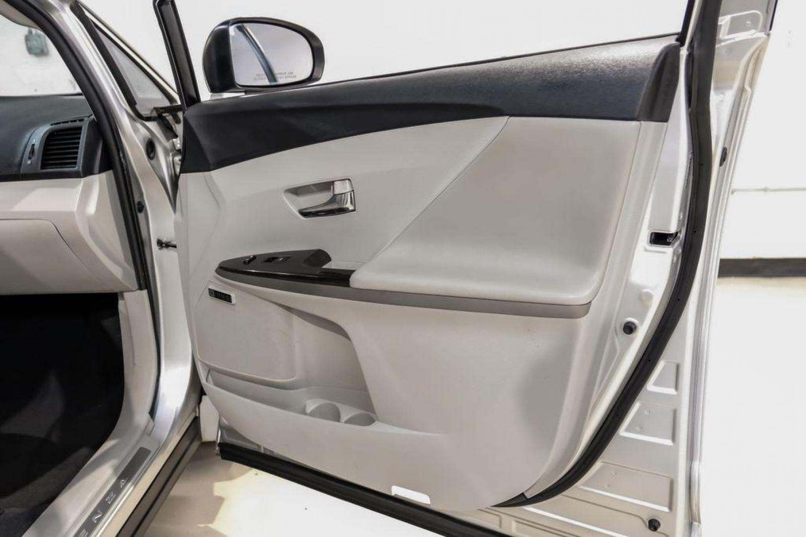 2009 Classic Silver Metallic /Ivory Toyota Venza Base (4T3ZE11A19U) with an 2.7L I4 SMPI DOHC engine, Automatic transmission, located at 15300 Midway Rd., Addison, TX, 75001, (972) 702-0011, 32.958321, -96.838074 - Photo#40