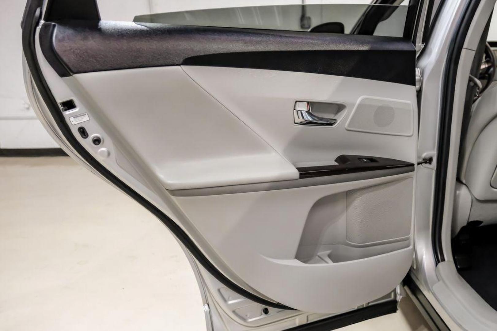 2009 Classic Silver Metallic /Ivory Toyota Venza Base (4T3ZE11A19U) with an 2.7L I4 SMPI DOHC engine, Automatic transmission, located at 15300 Midway Rd., Addison, TX, 75001, (972) 702-0011, 32.958321, -96.838074 - Photo#41