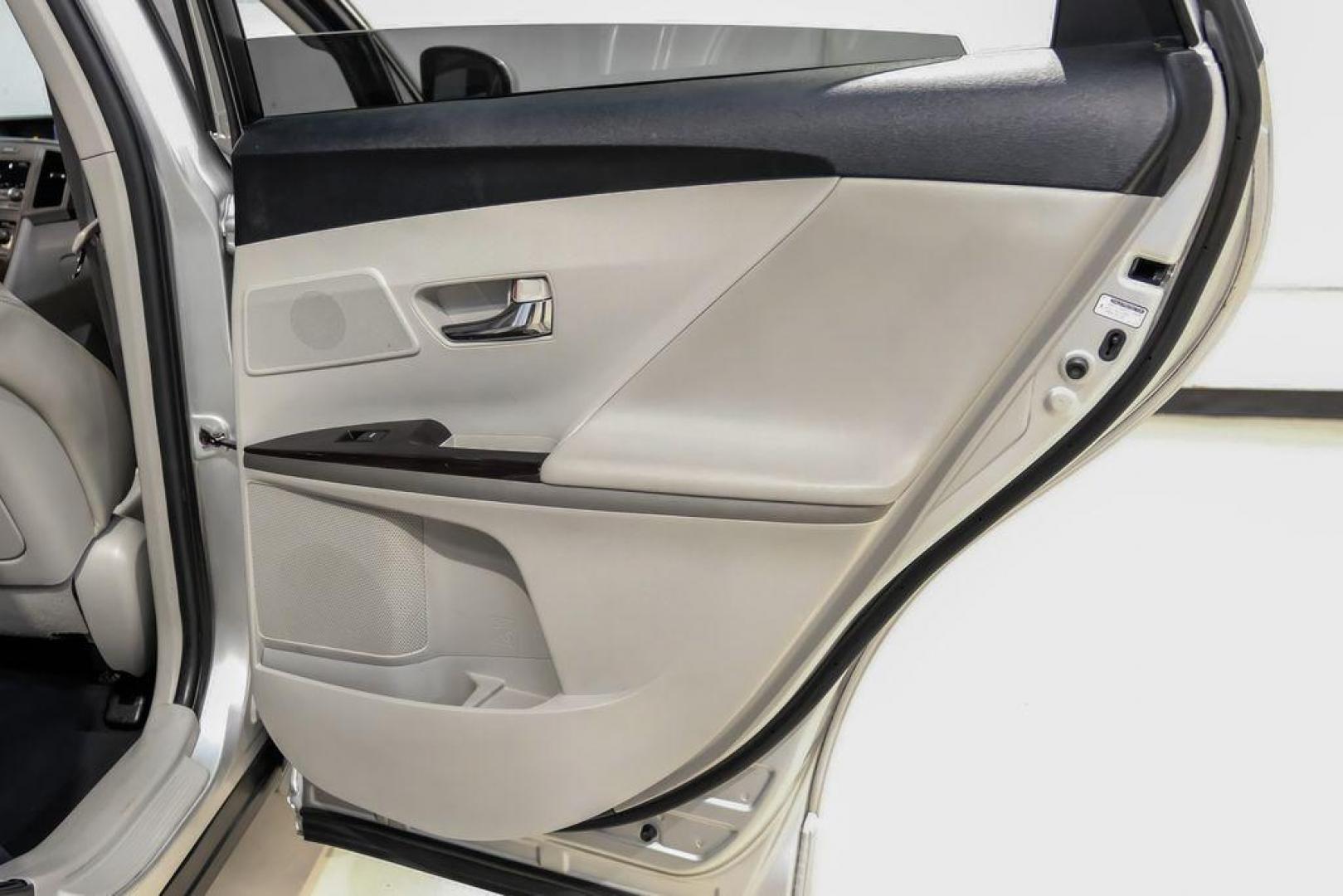 2009 Classic Silver Metallic /Ivory Toyota Venza Base (4T3ZE11A19U) with an 2.7L I4 SMPI DOHC engine, Automatic transmission, located at 15300 Midway Rd., Addison, TX, 75001, (972) 702-0011, 32.958321, -96.838074 - Photo#42