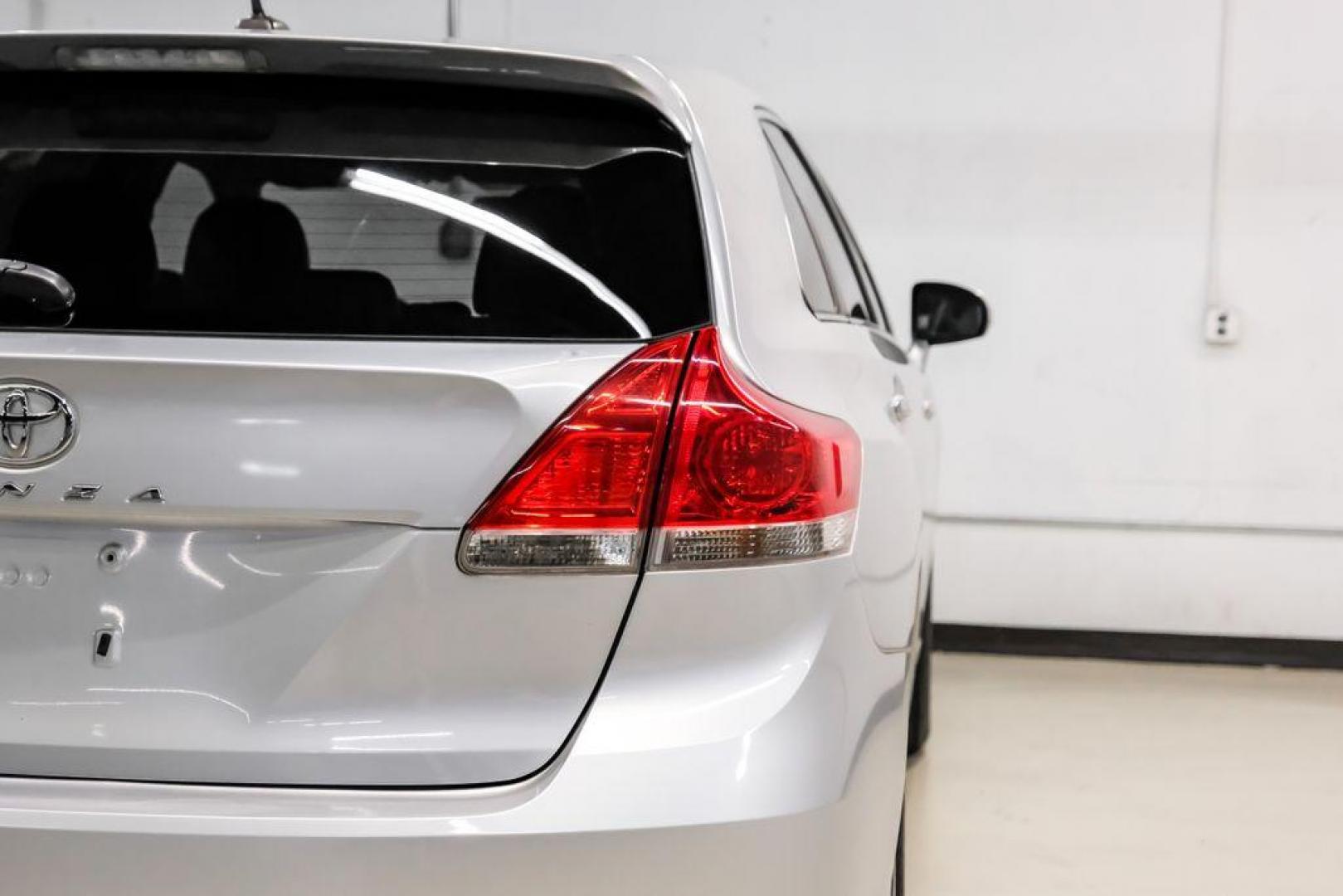 2009 Classic Silver Metallic /Ivory Toyota Venza Base (4T3ZE11A19U) with an 2.7L I4 SMPI DOHC engine, Automatic transmission, located at 15300 Midway Rd., Addison, TX, 75001, (972) 702-0011, 32.958321, -96.838074 - Photo#44