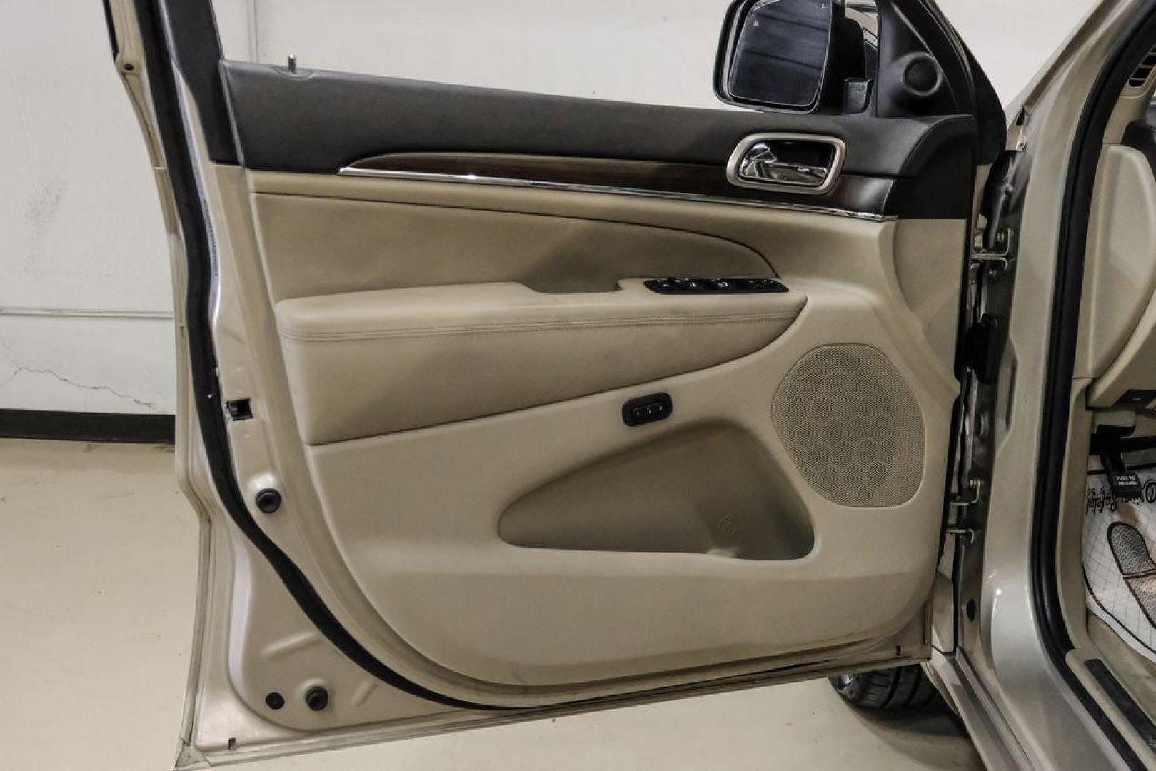 2015 Cashmere Pearlcoat /Light Frost/Brown Jeep Grand Cherokee Overland (1C4RJFCT5FC) with an 5.7L V8 Multi Displacement VVT engine, Automatic transmission, located at 15300 Midway Rd., Addison, TX, 75001, (972) 702-0011, 32.958321, -96.838074 - Photo#49