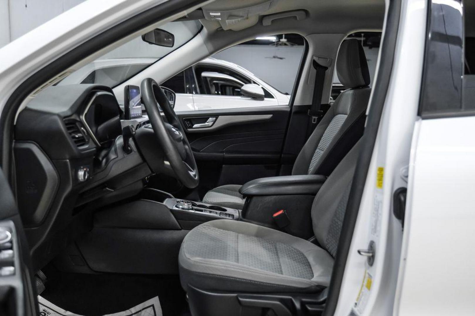 2021 Oxford White /Gray Ford Escape SE (1FMCU0G68MU) with an 1.5L EcoBoost engine, Automatic transmission, located at 15300 Midway Rd., Addison, TX, 75001, (972) 702-0011, 32.958321, -96.838074 - Photo#3