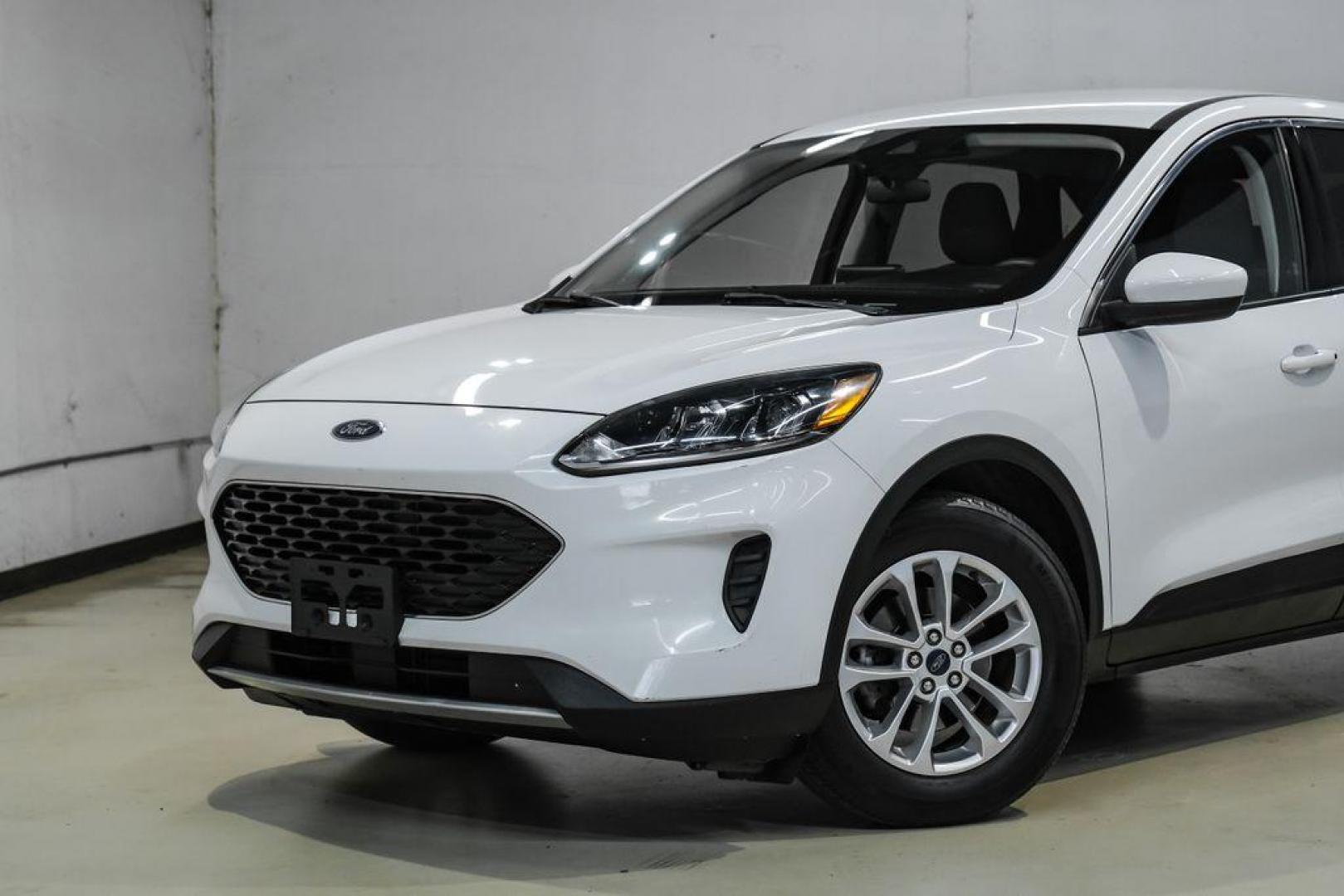 2021 Oxford White /Gray Ford Escape SE (1FMCU0G68MU) with an 1.5L EcoBoost engine, Automatic transmission, located at 15300 Midway Rd., Addison, TX, 75001, (972) 702-0011, 32.958321, -96.838074 - Photo#4
