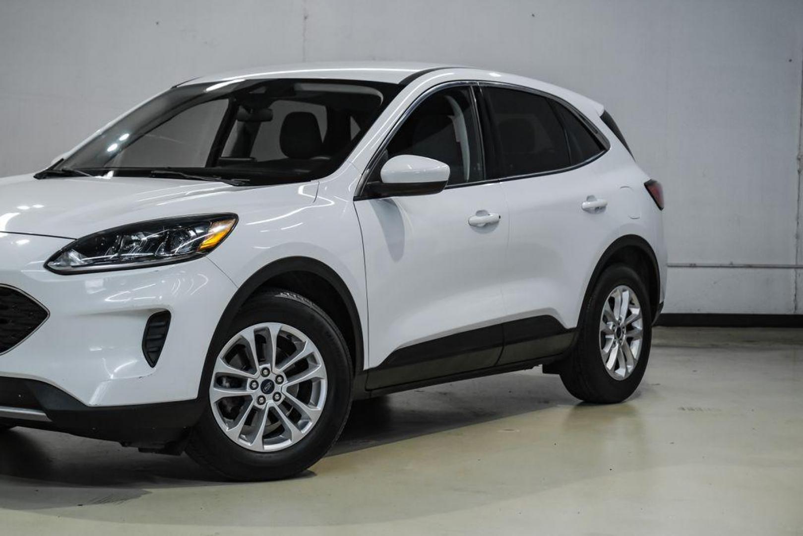 2021 Oxford White /Gray Ford Escape SE (1FMCU0G68MU) with an 1.5L EcoBoost engine, Automatic transmission, located at 15300 Midway Rd., Addison, TX, 75001, (972) 702-0011, 32.958321, -96.838074 - Photo#5