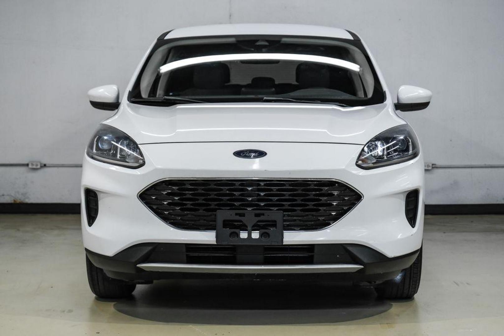 2021 Oxford White /Gray Ford Escape SE (1FMCU0G68MU) with an 1.5L EcoBoost engine, Automatic transmission, located at 15300 Midway Rd., Addison, TX, 75001, (972) 702-0011, 32.958321, -96.838074 - Photo#6