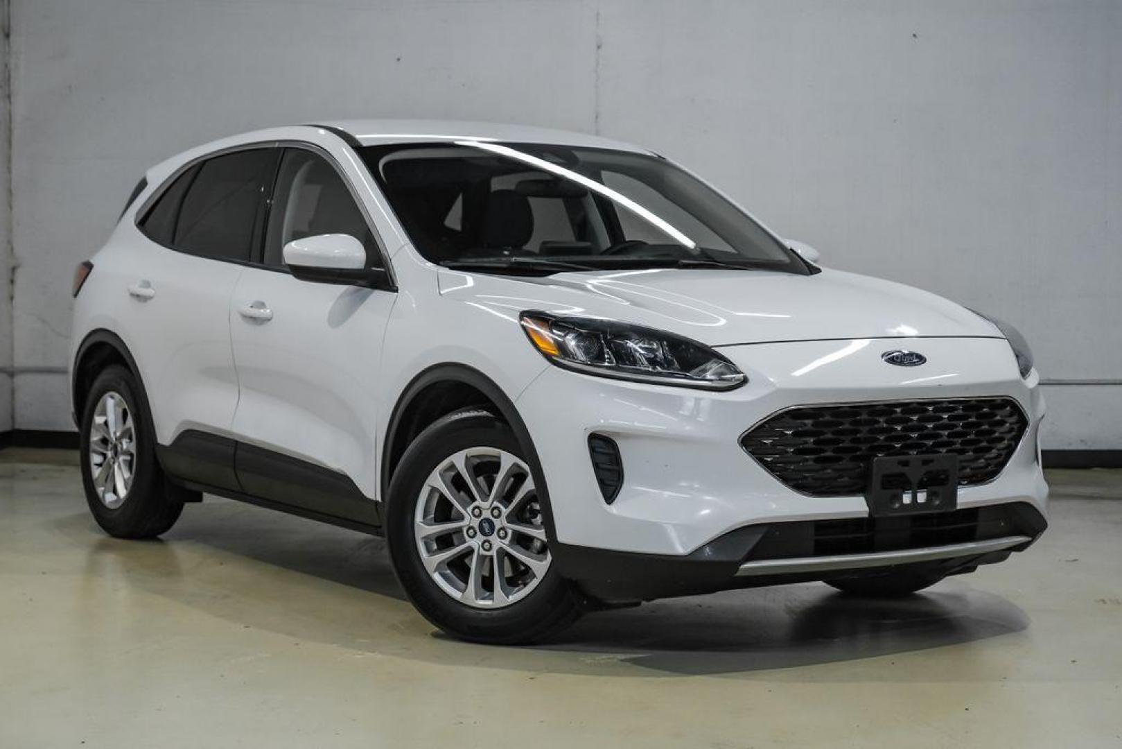 2021 Oxford White /Gray Ford Escape SE (1FMCU0G68MU) with an 1.5L EcoBoost engine, Automatic transmission, located at 15300 Midway Rd., Addison, TX, 75001, (972) 702-0011, 32.958321, -96.838074 - Photo#7