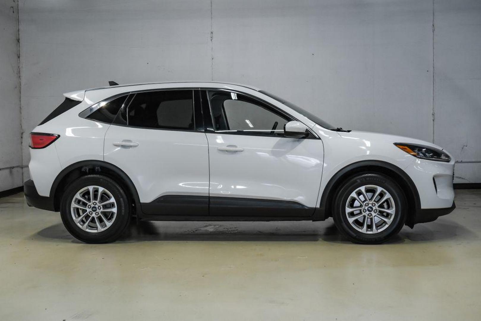 2021 Oxford White /Gray Ford Escape SE (1FMCU0G68MU) with an 1.5L EcoBoost engine, Automatic transmission, located at 15300 Midway Rd., Addison, TX, 75001, (972) 702-0011, 32.958321, -96.838074 - Photo#8