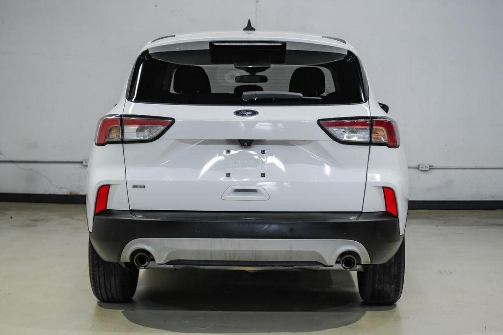 2021 Oxford White /Gray Ford Escape SE (1FMCU0G68MU) with an 1.5L EcoBoost engine, Automatic transmission, located at 15300 Midway Rd., Addison, TX, 75001, (972) 702-0011, 32.958321, -96.838074 - Photo#10
