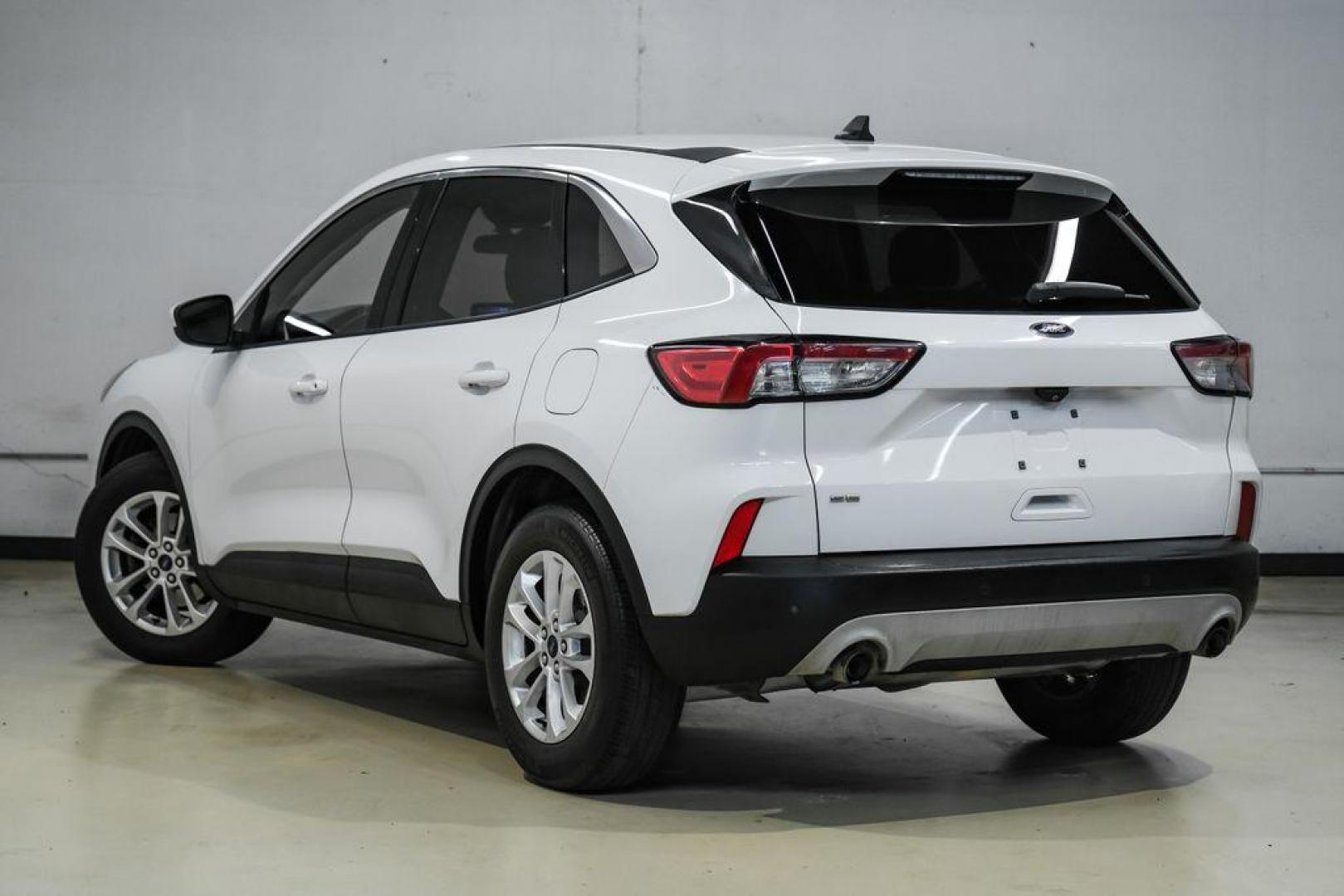 2021 Oxford White /Gray Ford Escape SE (1FMCU0G68MU) with an 1.5L EcoBoost engine, Automatic transmission, located at 15300 Midway Rd., Addison, TX, 75001, (972) 702-0011, 32.958321, -96.838074 - Photo#11