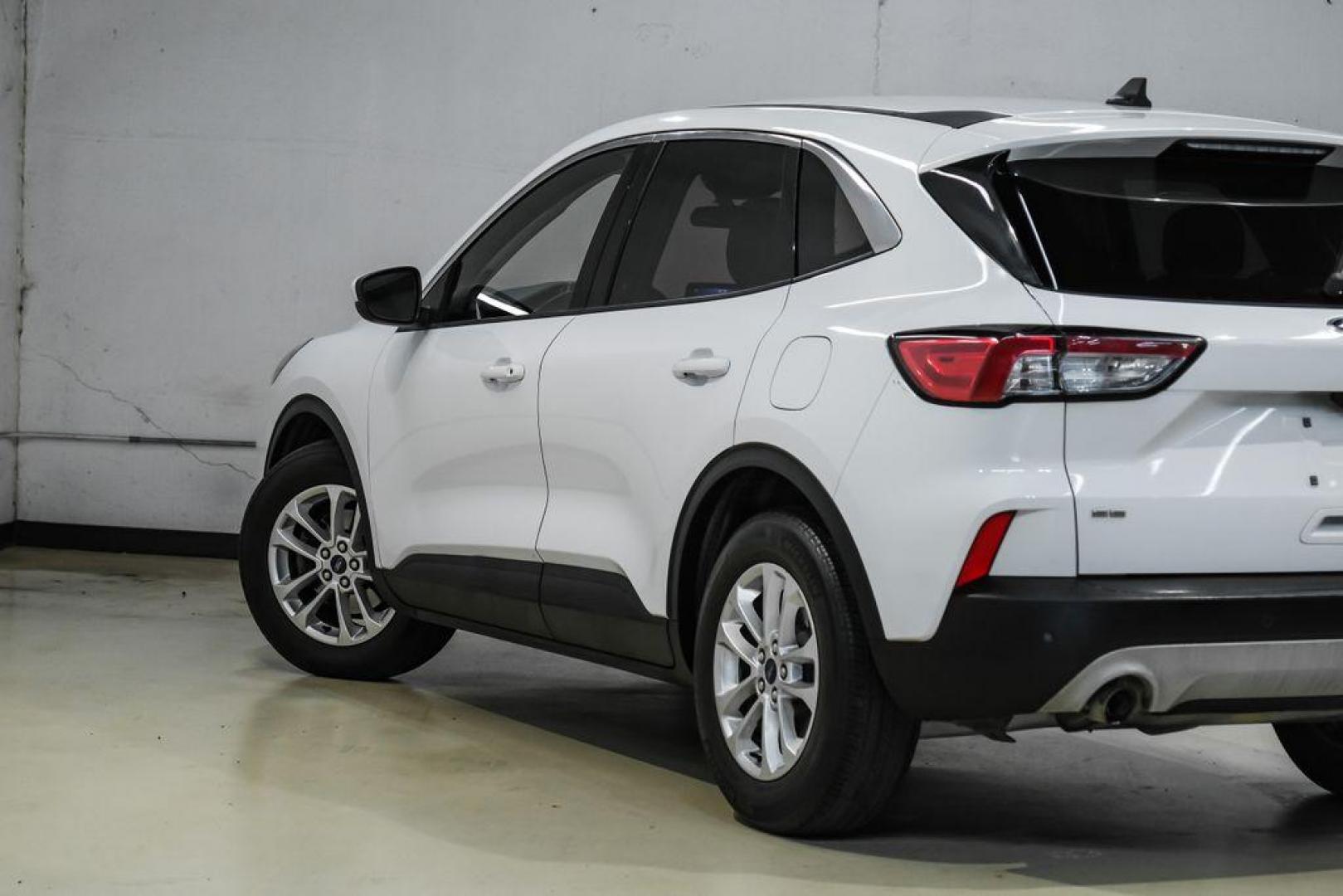 2021 Oxford White /Gray Ford Escape SE (1FMCU0G68MU) with an 1.5L EcoBoost engine, Automatic transmission, located at 15300 Midway Rd., Addison, TX, 75001, (972) 702-0011, 32.958321, -96.838074 - Photo#12