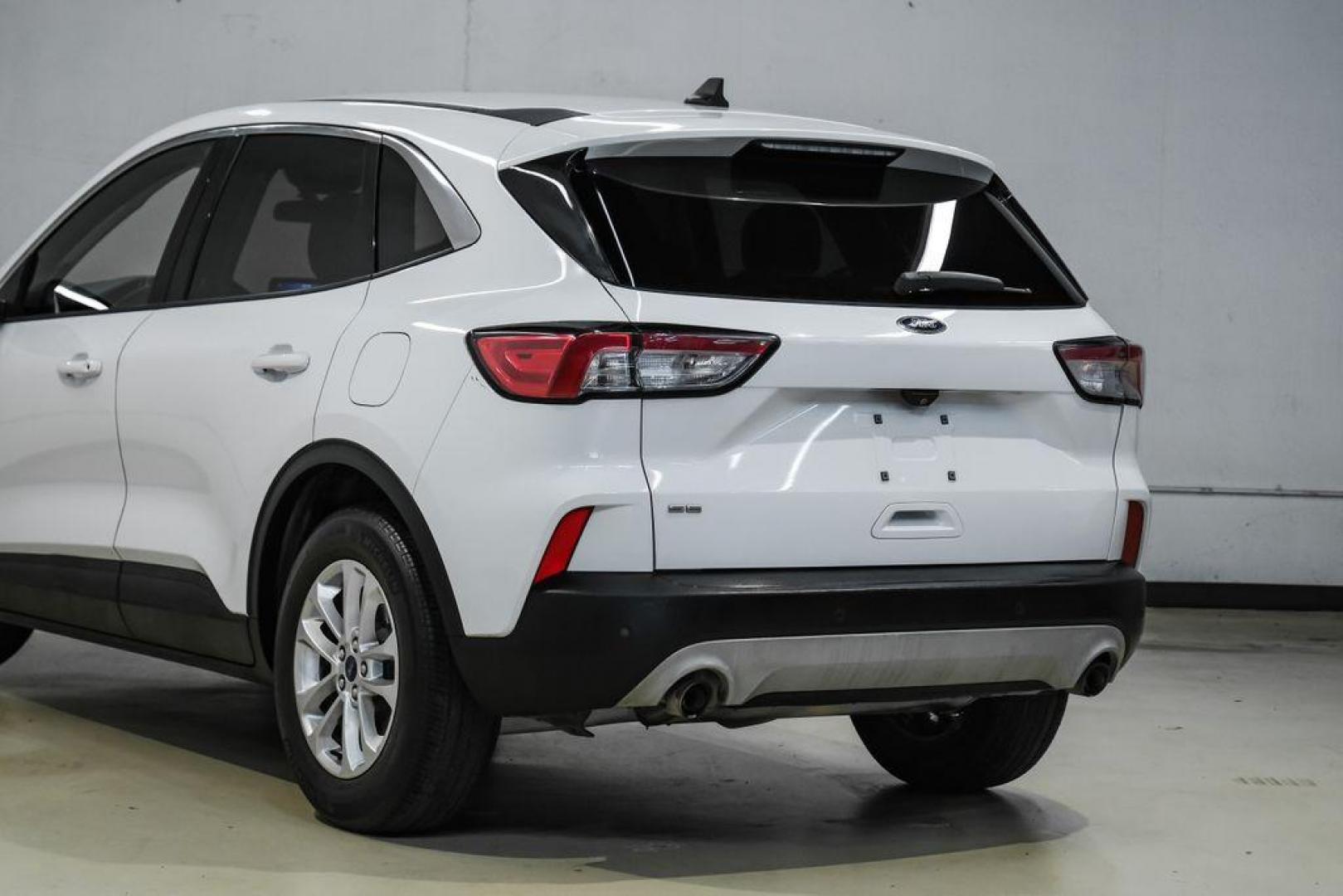 2021 Oxford White /Gray Ford Escape SE (1FMCU0G68MU) with an 1.5L EcoBoost engine, Automatic transmission, located at 15300 Midway Rd., Addison, TX, 75001, (972) 702-0011, 32.958321, -96.838074 - Photo#13