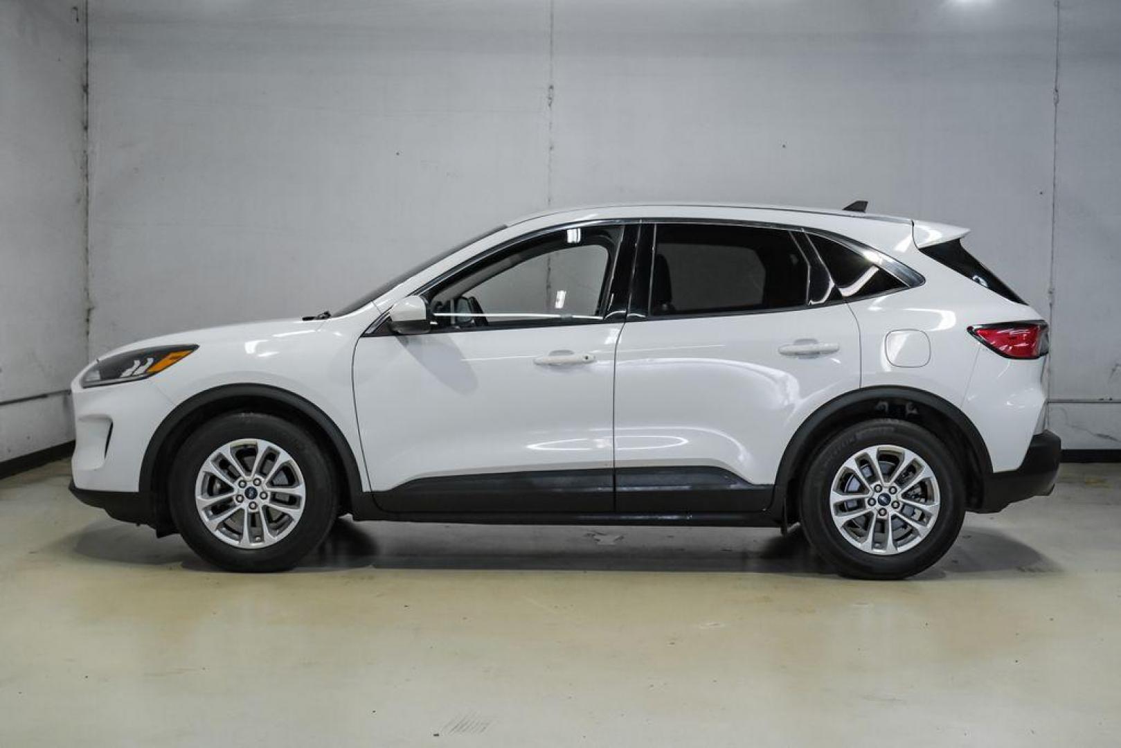 2021 Oxford White /Gray Ford Escape SE (1FMCU0G68MU) with an 1.5L EcoBoost engine, Automatic transmission, located at 15300 Midway Rd., Addison, TX, 75001, (972) 702-0011, 32.958321, -96.838074 - Photo#14