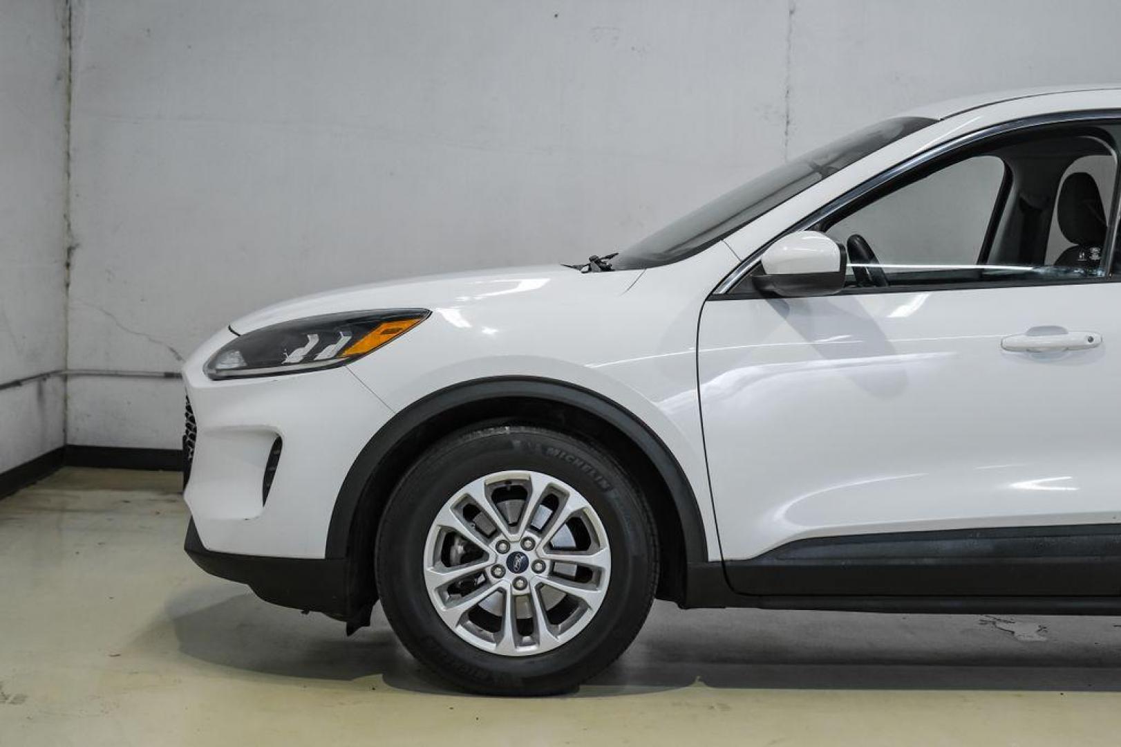 2021 Oxford White /Gray Ford Escape SE (1FMCU0G68MU) with an 1.5L EcoBoost engine, Automatic transmission, located at 15300 Midway Rd., Addison, TX, 75001, (972) 702-0011, 32.958321, -96.838074 - Photo#15
