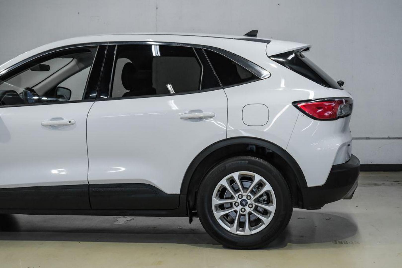 2021 Oxford White /Gray Ford Escape SE (1FMCU0G68MU) with an 1.5L EcoBoost engine, Automatic transmission, located at 15300 Midway Rd., Addison, TX, 75001, (972) 702-0011, 32.958321, -96.838074 - Photo#16