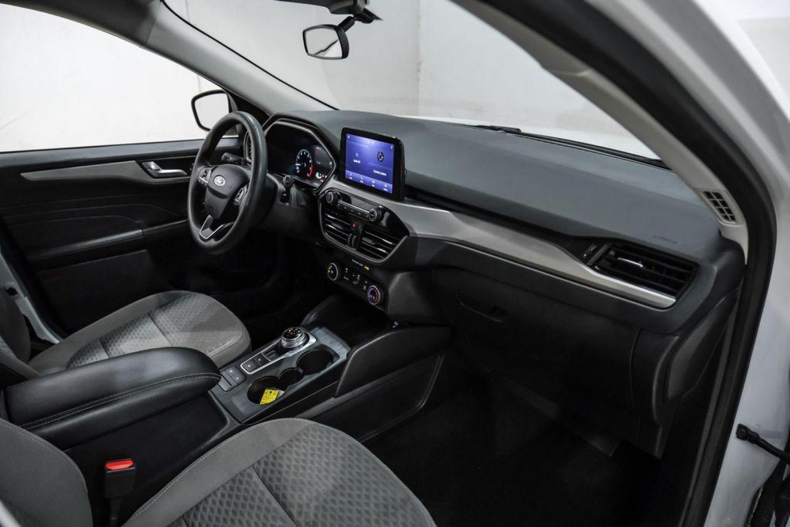 2021 Oxford White /Gray Ford Escape SE (1FMCU0G68MU) with an 1.5L EcoBoost engine, Automatic transmission, located at 15300 Midway Rd., Addison, TX, 75001, (972) 702-0011, 32.958321, -96.838074 - Photo#17